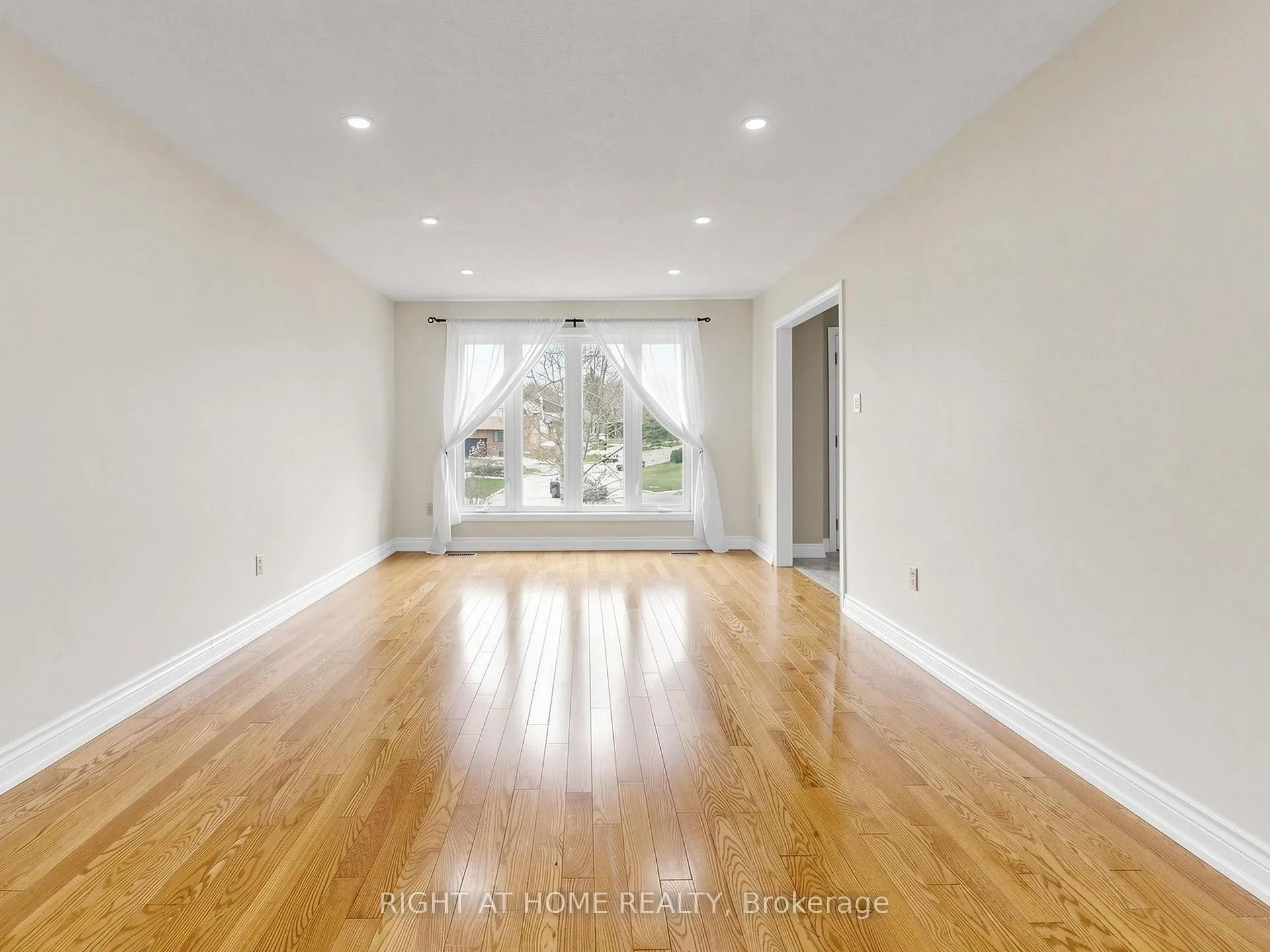 Photo 7 of 86 Howlett Avenue, Newmarket, Huron Heights-Leslie Valley — HOMEH