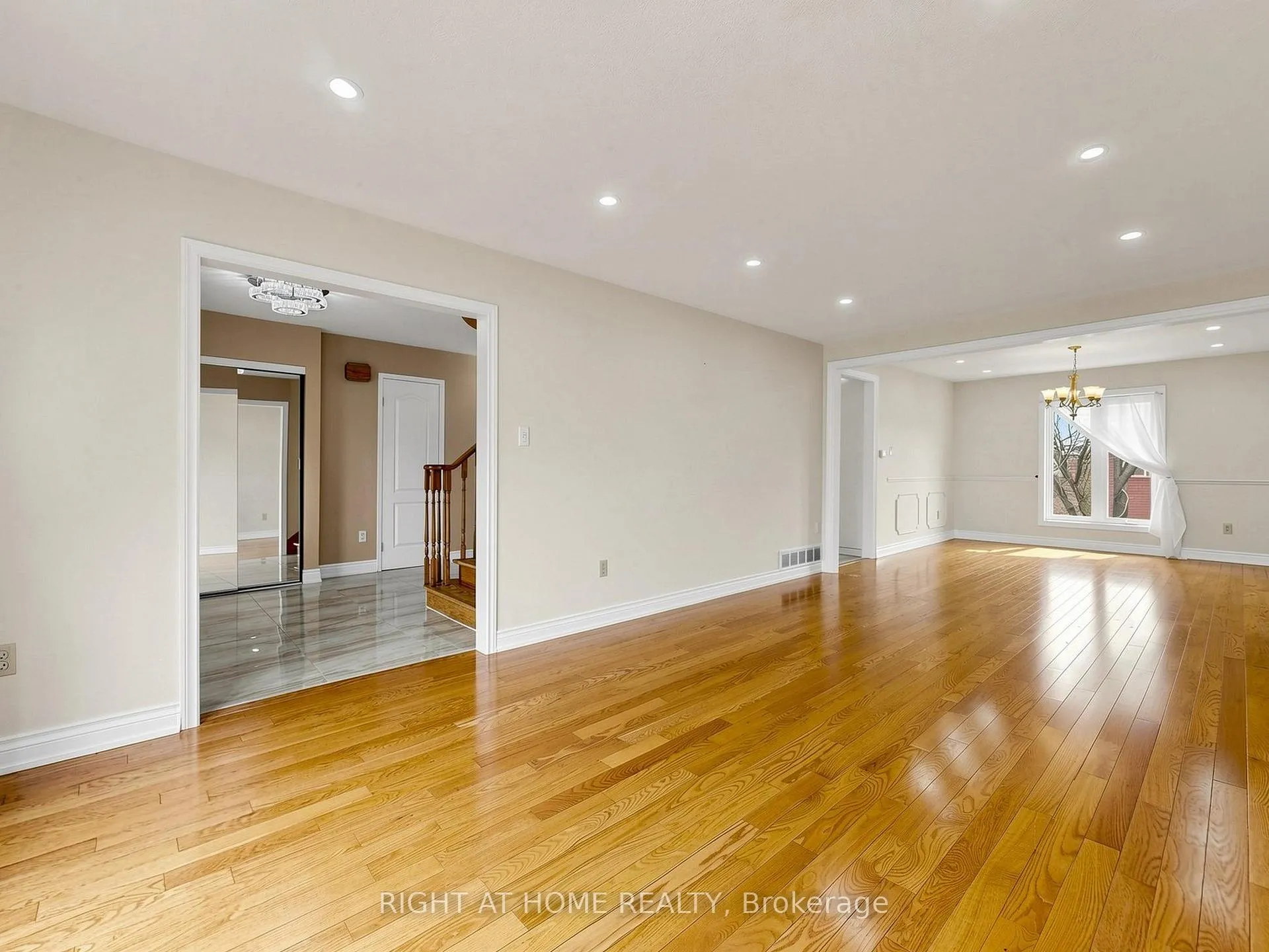 Photo 9 of 86 Howlett Avenue, Newmarket, Huron Heights-Leslie Valley — HOMEH