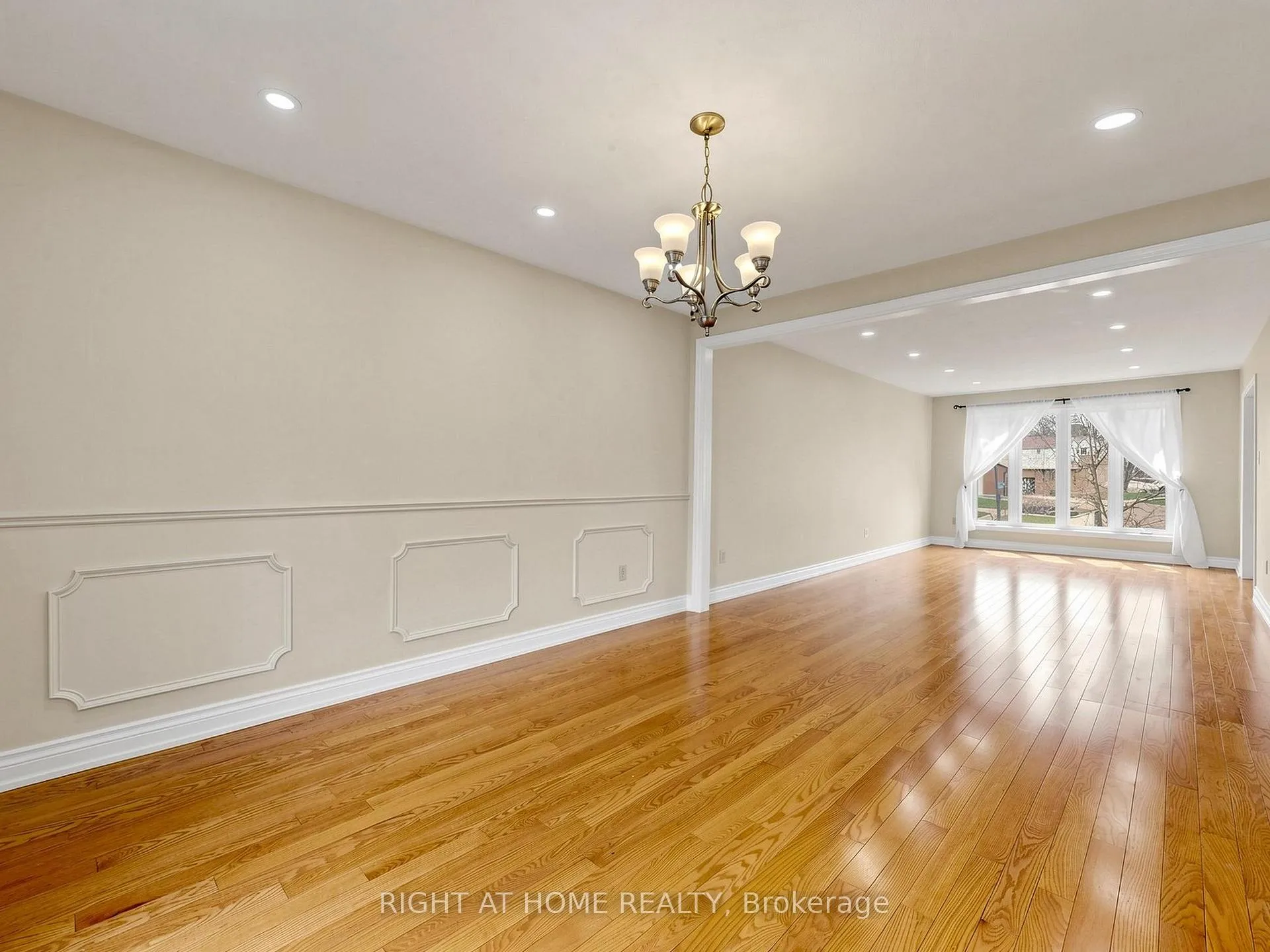 Photo 11 of 86 Howlett Avenue, Newmarket, Huron Heights-Leslie Valley — HOMEH