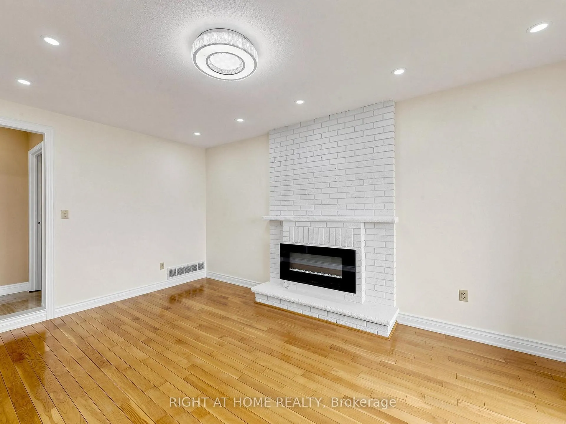 Photo 13 of 86 Howlett Avenue, Newmarket, Huron Heights-Leslie Valley — HOMEH