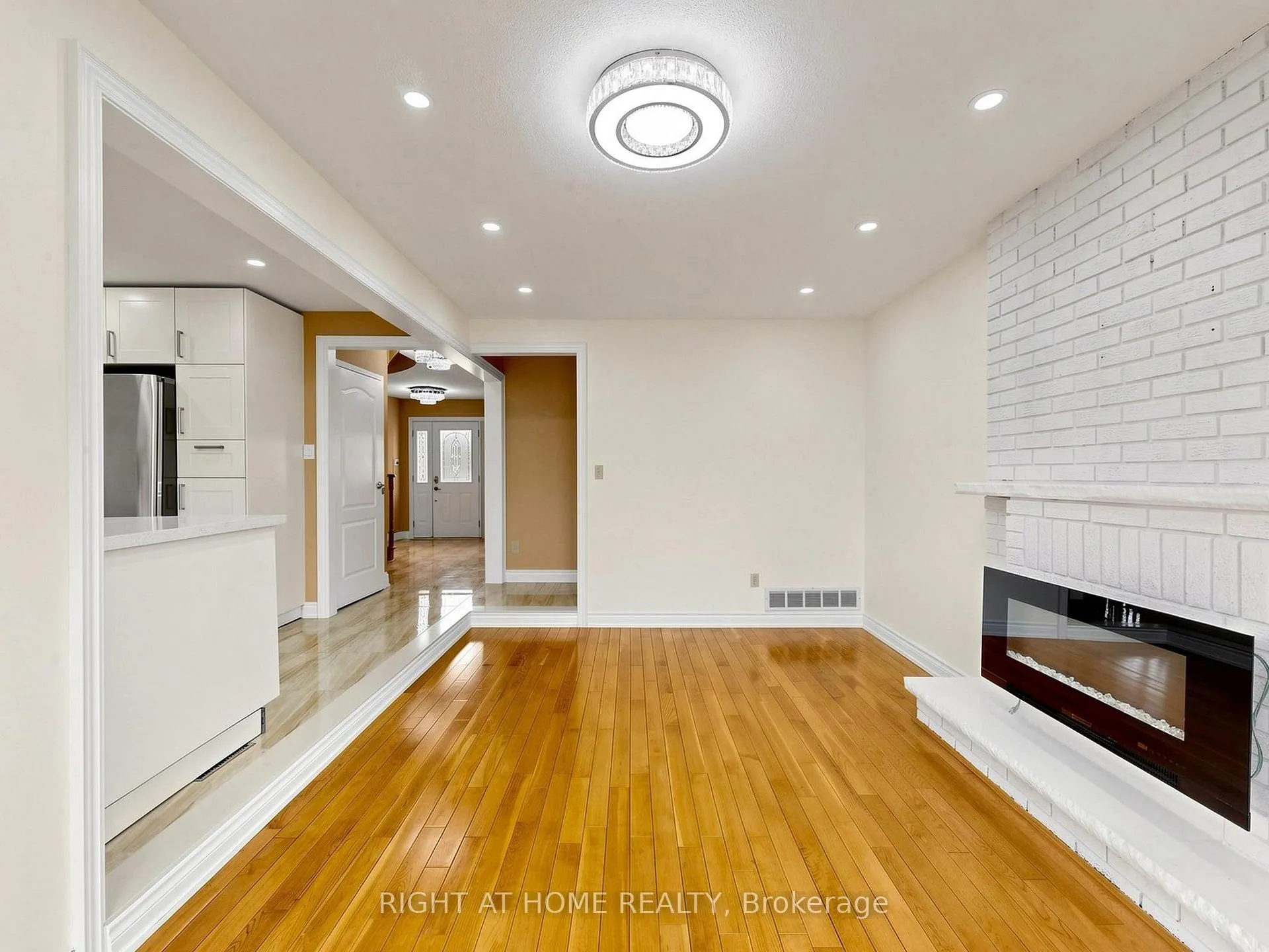 Photo 14 of 86 Howlett Avenue, Newmarket, Huron Heights-Leslie Valley — HOMEH