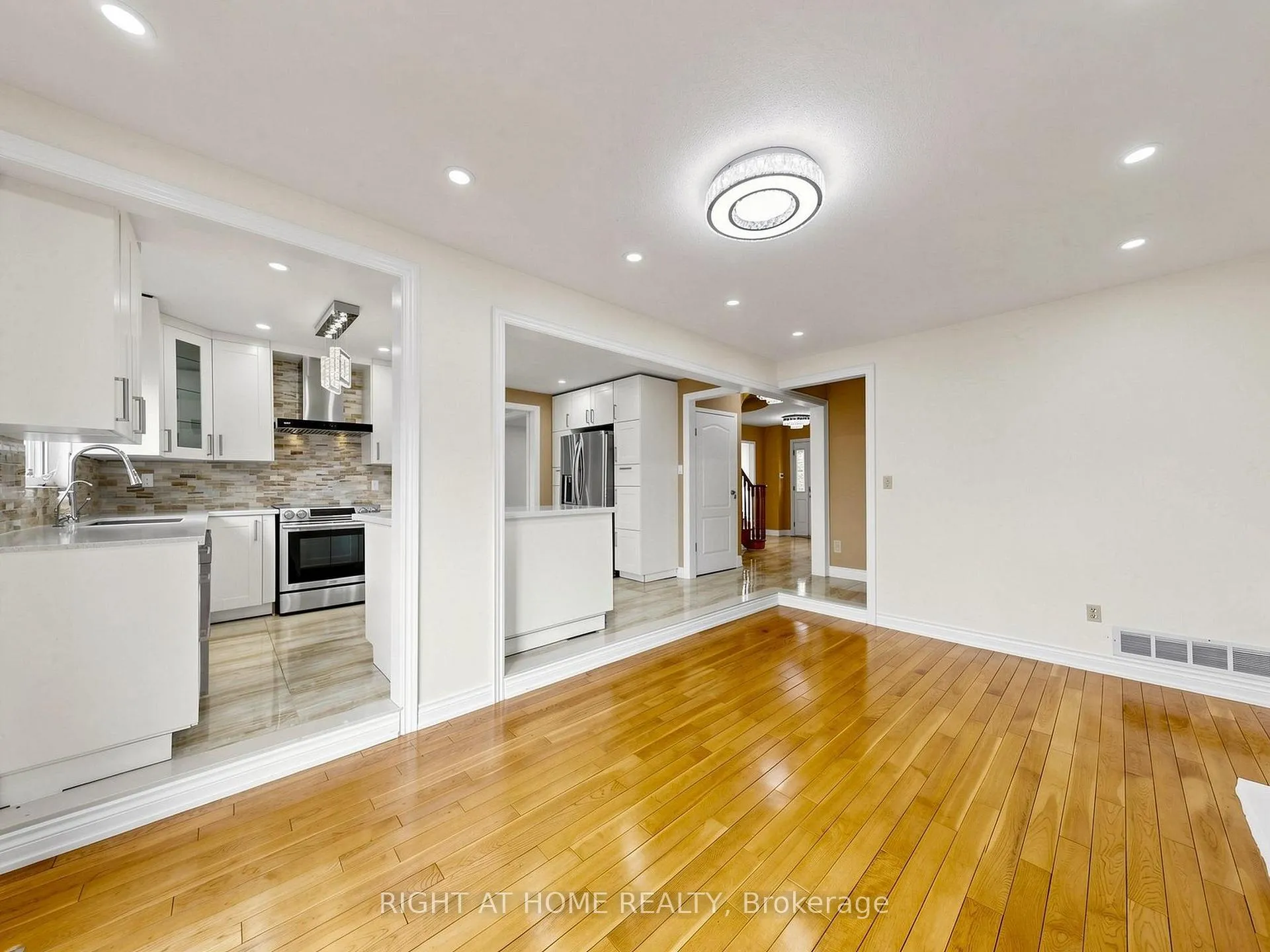 Photo 15 of 86 Howlett Avenue, Newmarket, Huron Heights-Leslie Valley — HOMEH