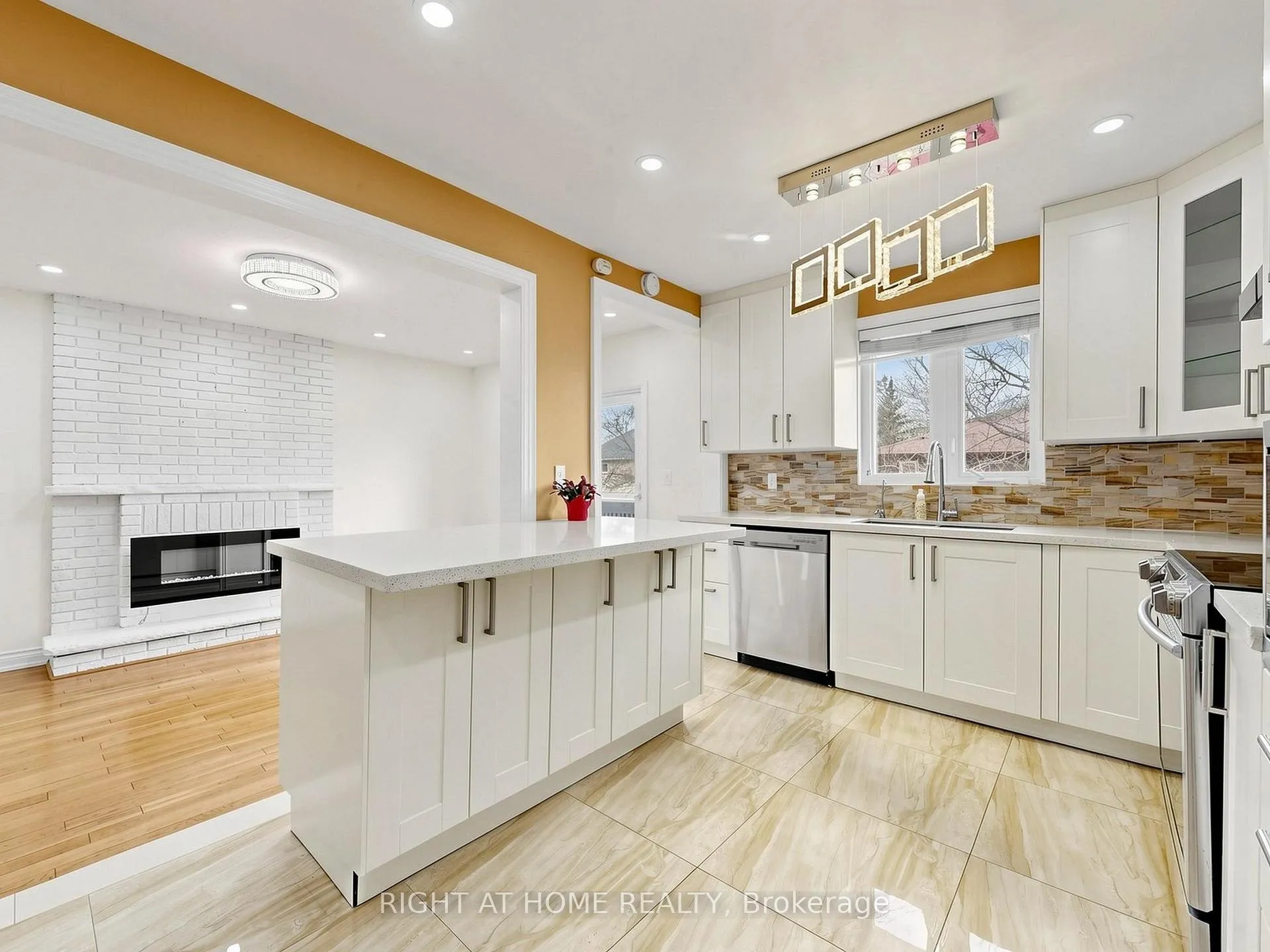 Photo 16 of 86 Howlett Avenue, Newmarket, Huron Heights-Leslie Valley — HOMEH