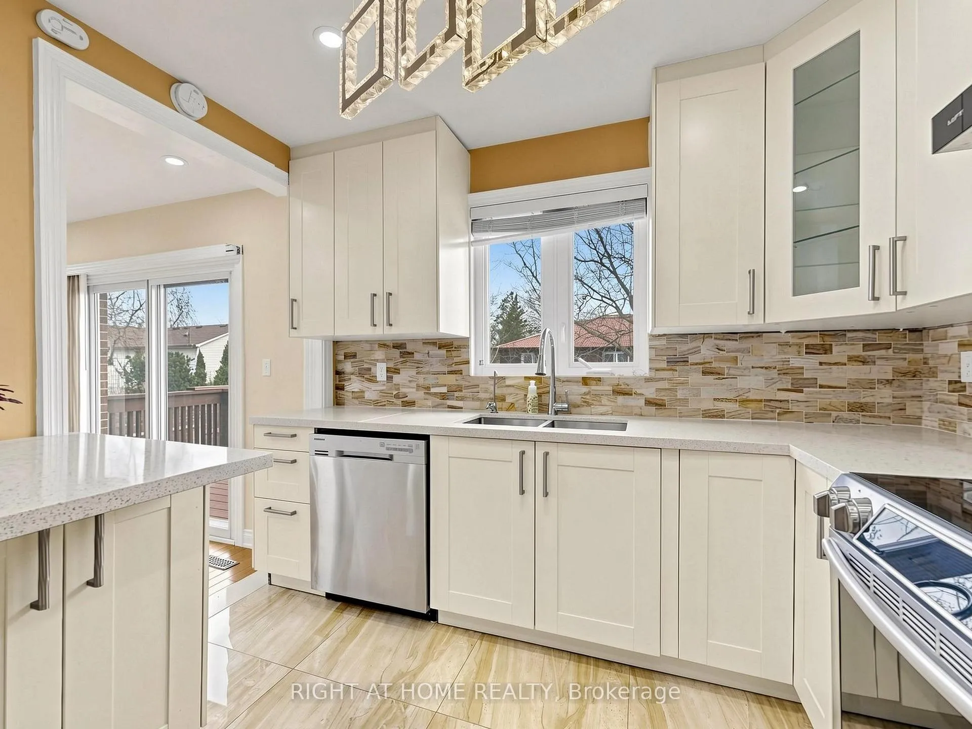 Photo 18 of 86 Howlett Avenue, Newmarket, Huron Heights-Leslie Valley — HOMEH