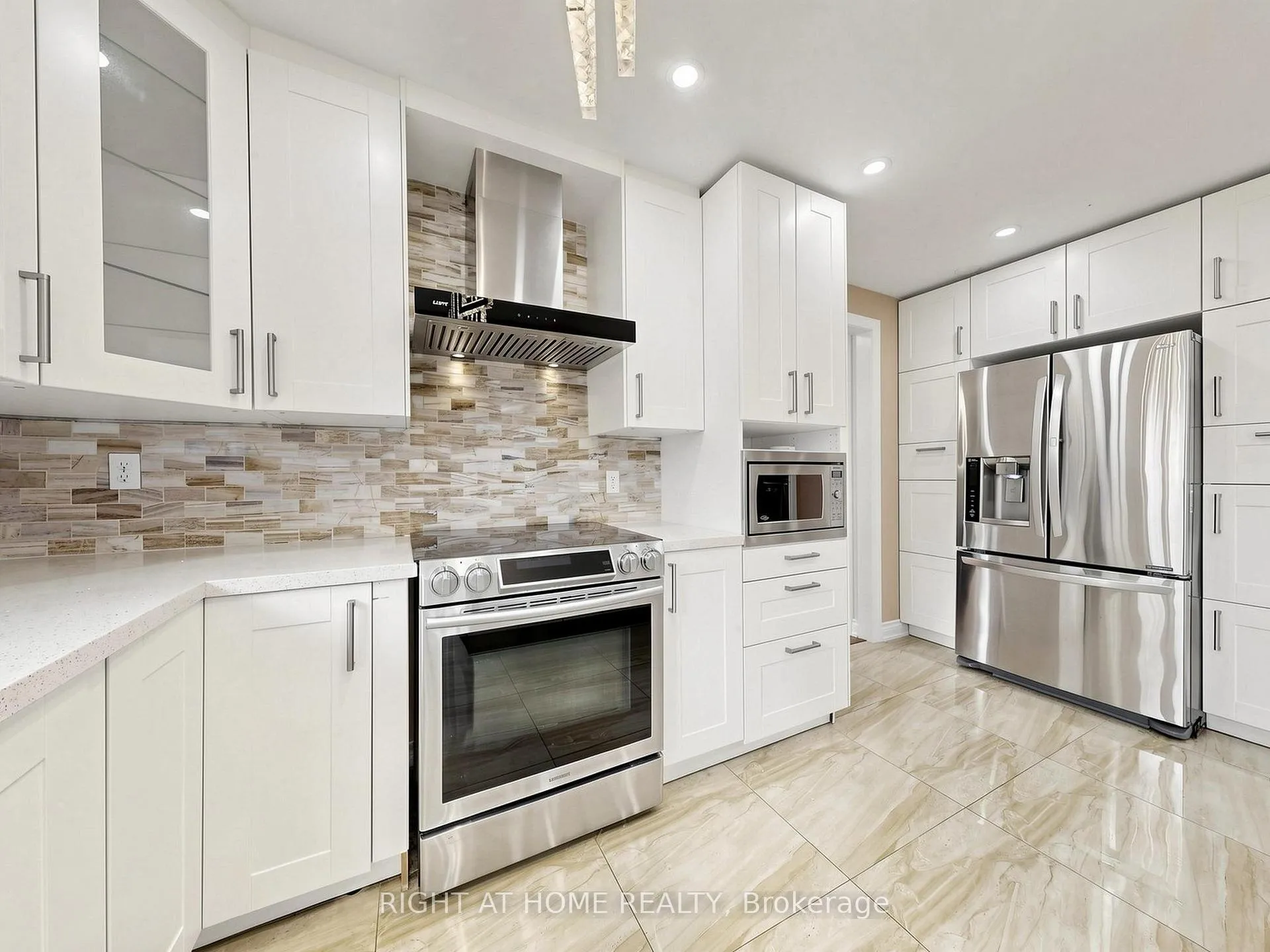 Photo 19 of 86 Howlett Avenue, Newmarket, Huron Heights-Leslie Valley — HOMEH