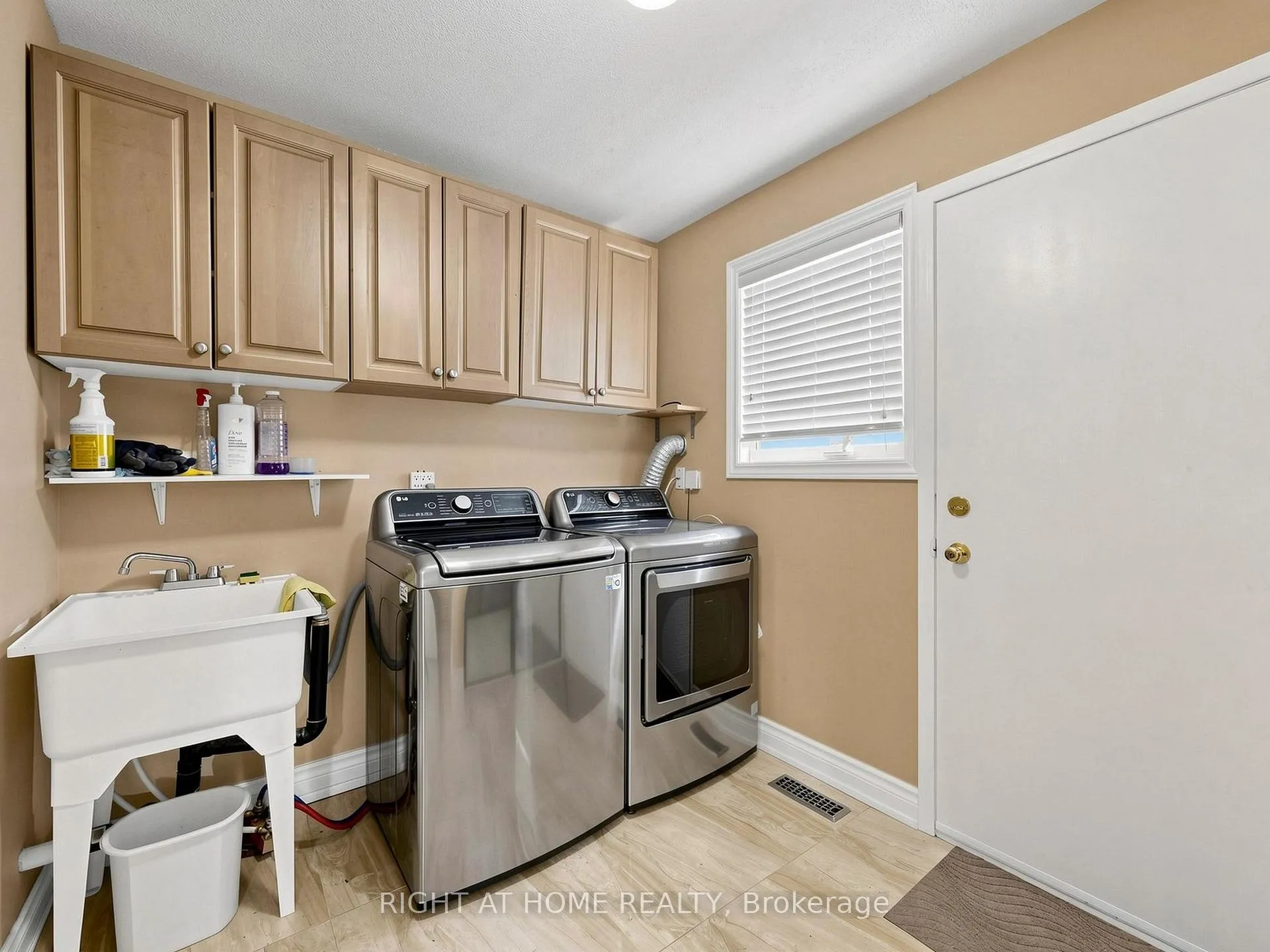 Photo 23 of 86 Howlett Avenue, Newmarket, Huron Heights-Leslie Valley — HOMEH