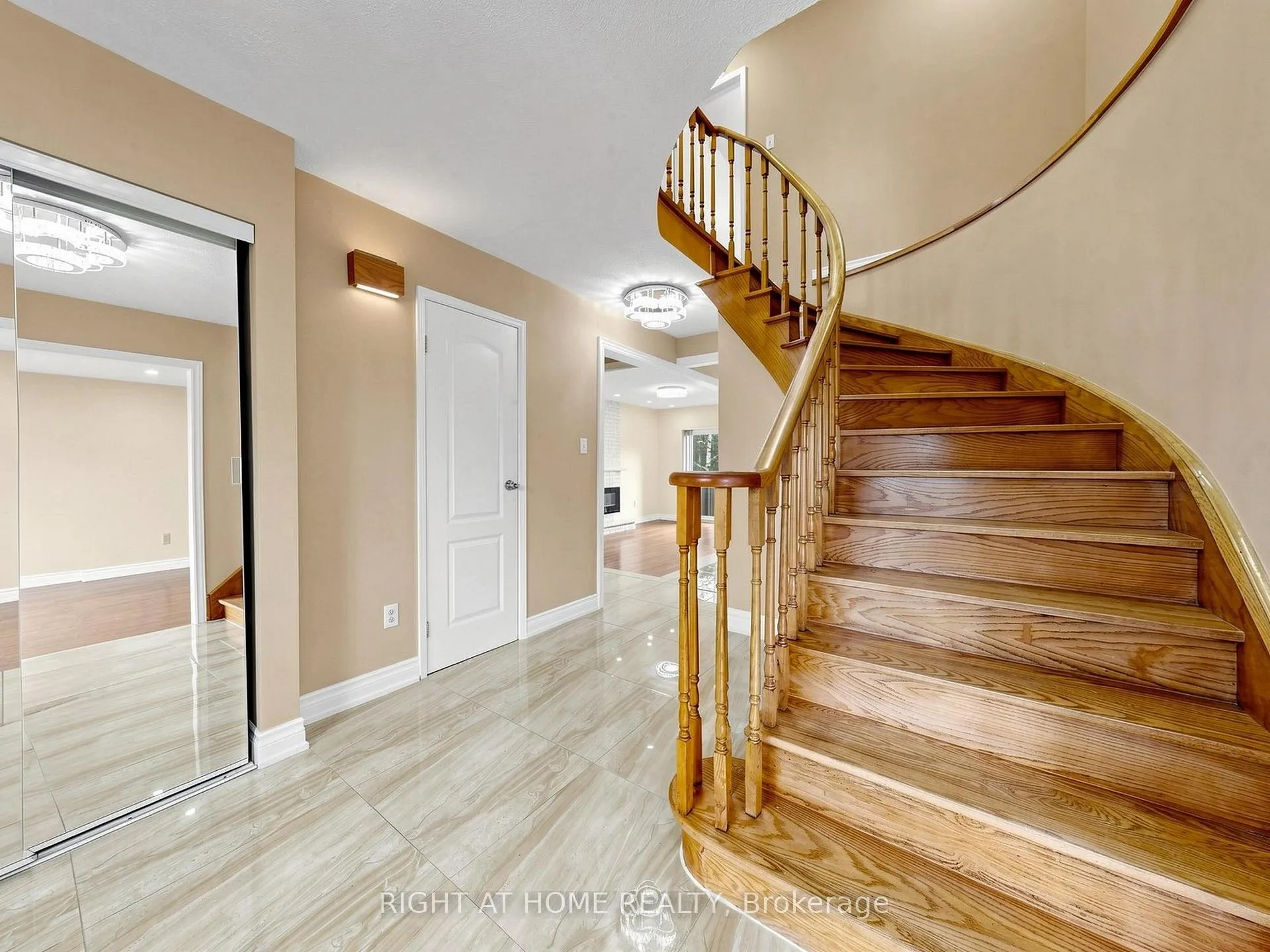 Photo 25 of 86 Howlett Avenue, Newmarket, Huron Heights-Leslie Valley — HOMEH