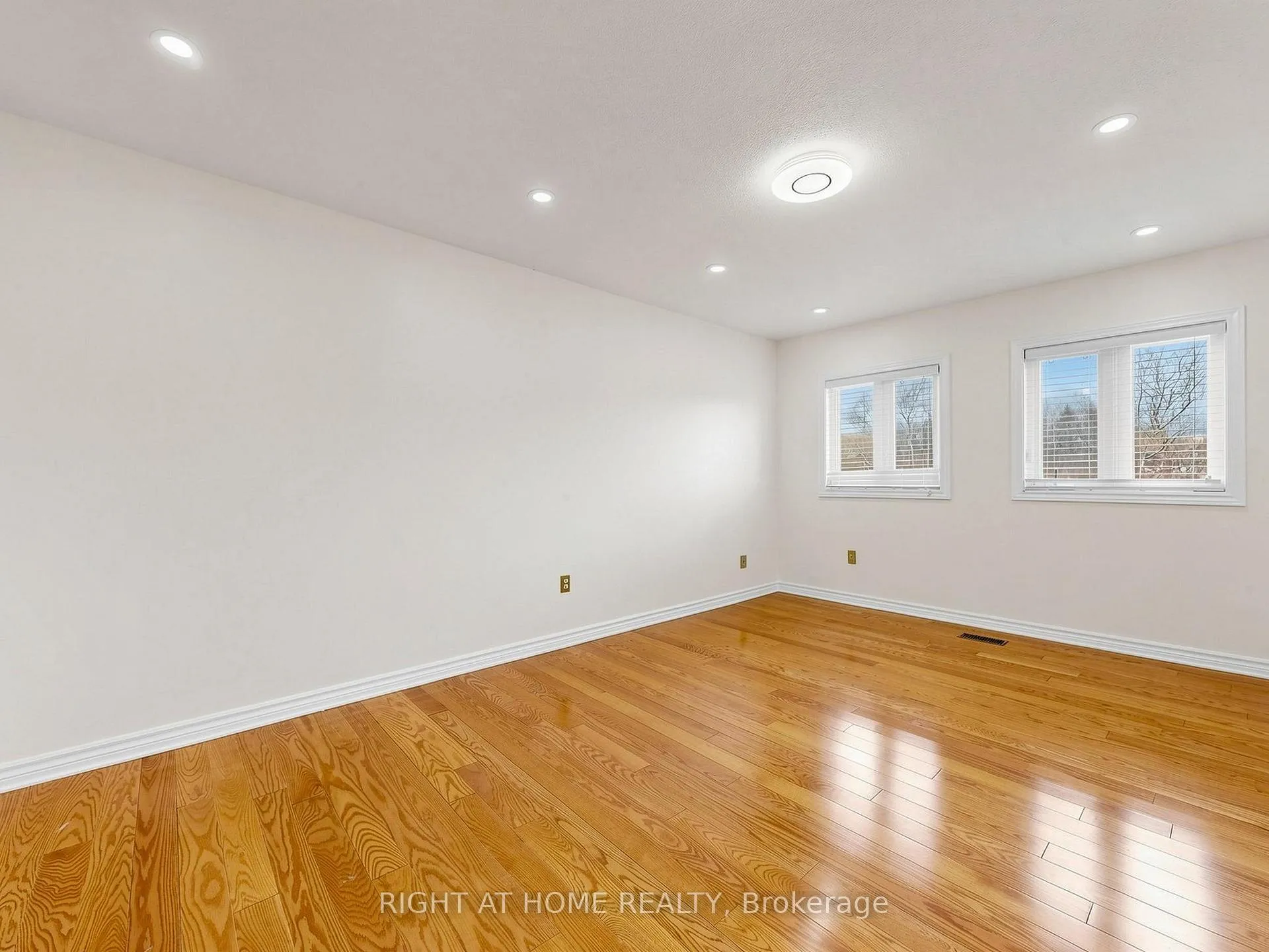 Photo 27 of 86 Howlett Avenue, Newmarket, Huron Heights-Leslie Valley — HOMEH