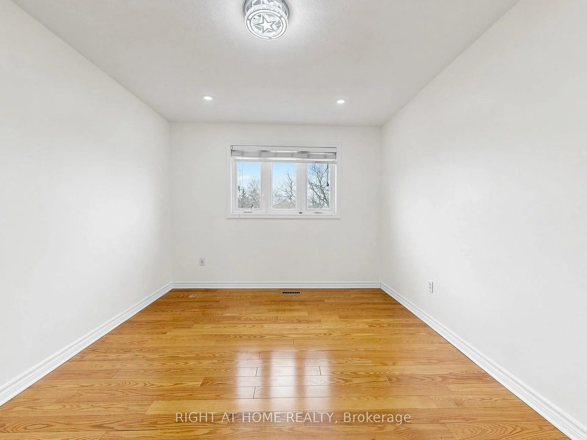 Photo 32 of 86 Howlett Avenue, Newmarket, Huron Heights-Leslie Valley — HOMEH