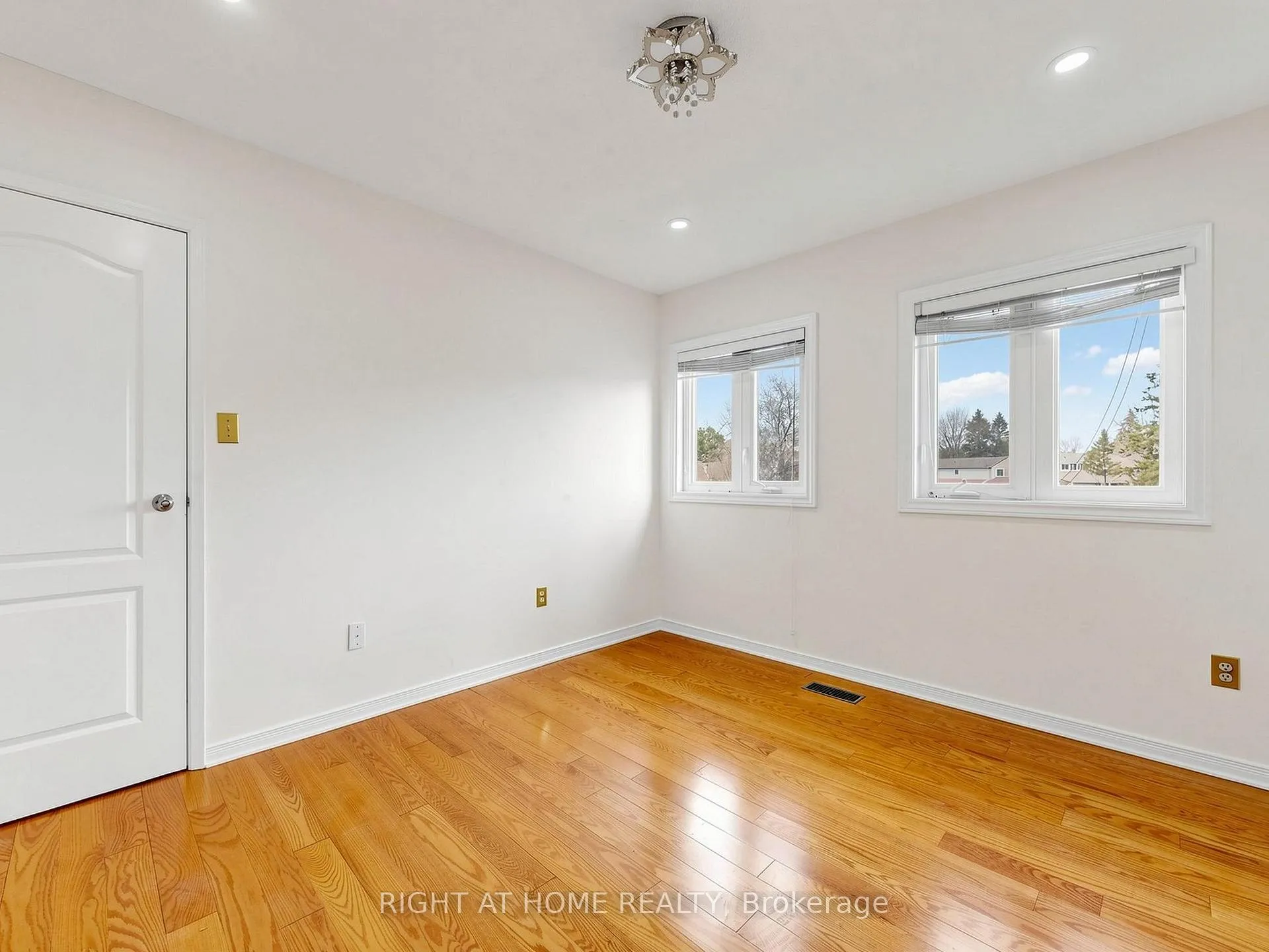 Photo 36 of 86 Howlett Avenue, Newmarket, Huron Heights-Leslie Valley — HOMEH