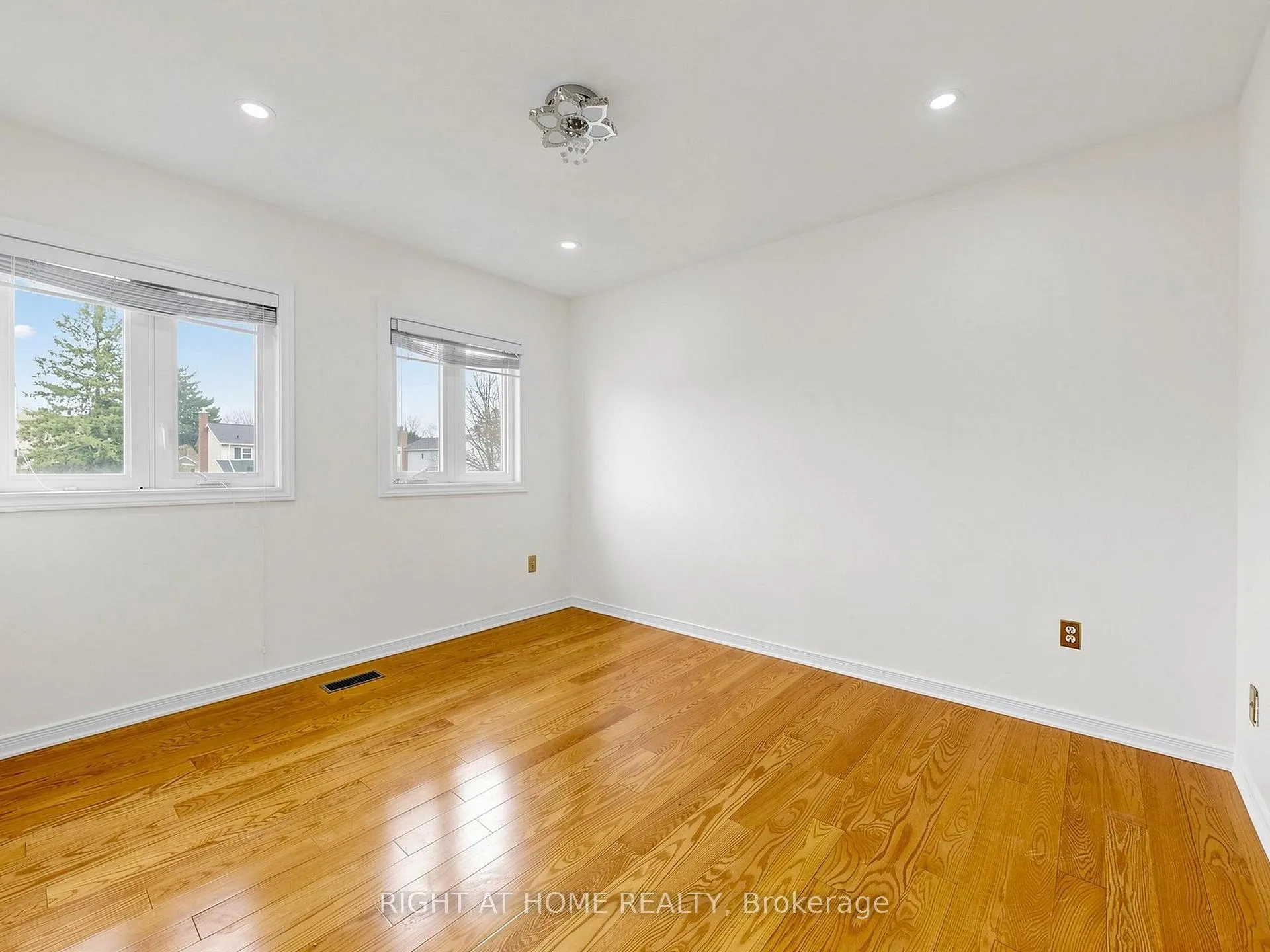 Photo 37 of 86 Howlett Avenue, Newmarket, Huron Heights-Leslie Valley — HOMEH