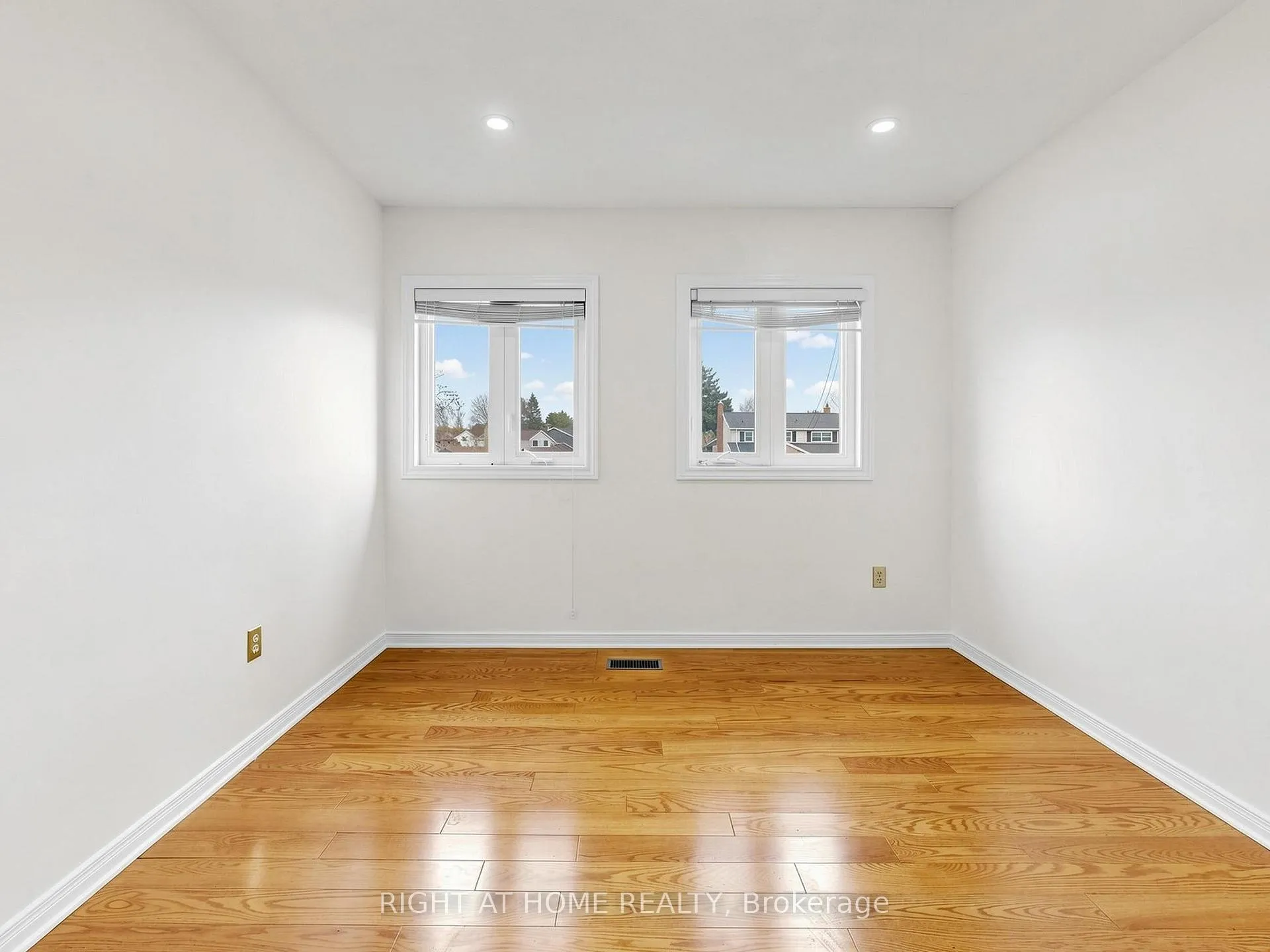 Photo 38 of 86 Howlett Avenue, Newmarket, Huron Heights-Leslie Valley — HOMEH