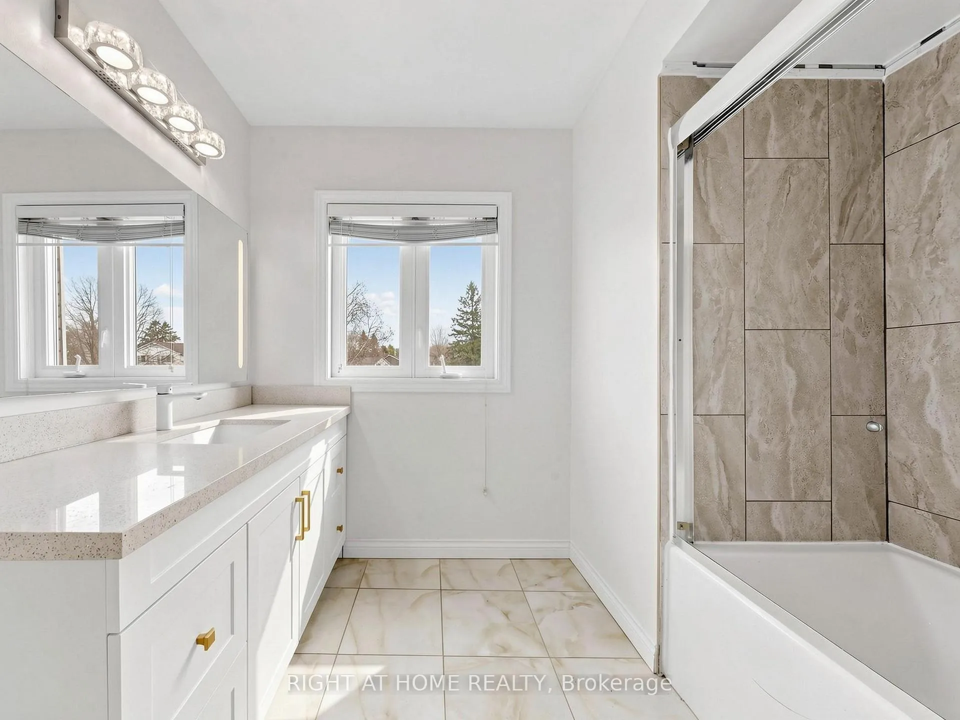Photo 39 of 86 Howlett Avenue, Newmarket, Huron Heights-Leslie Valley — HOMEH