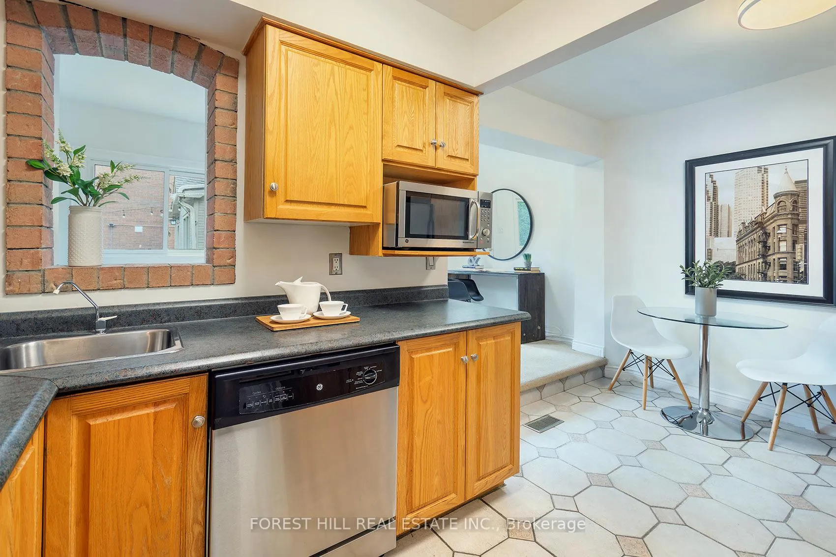 Photo 3 of 7 Cleveland Street, Toronto, Mount Pleasant East — HOMEH