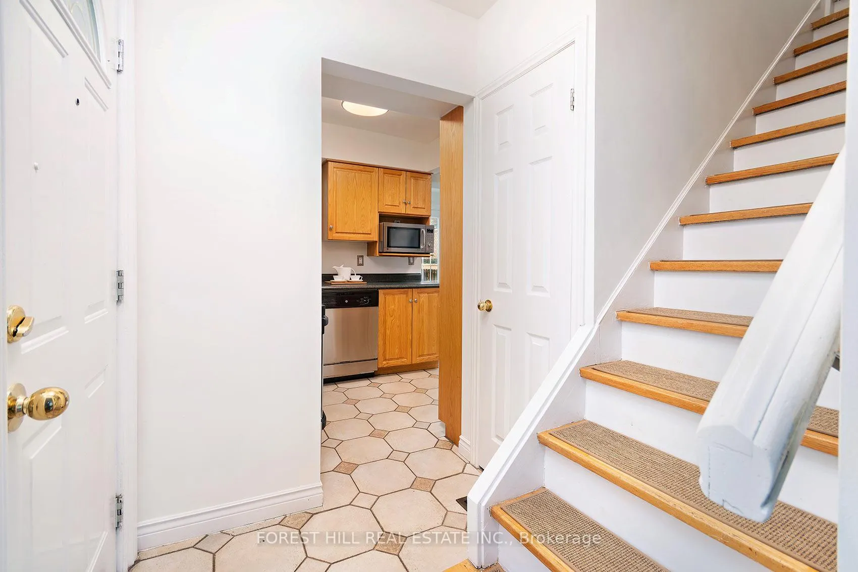 Photo 8 of 7 Cleveland Street, Toronto, Mount Pleasant East — HOMEH