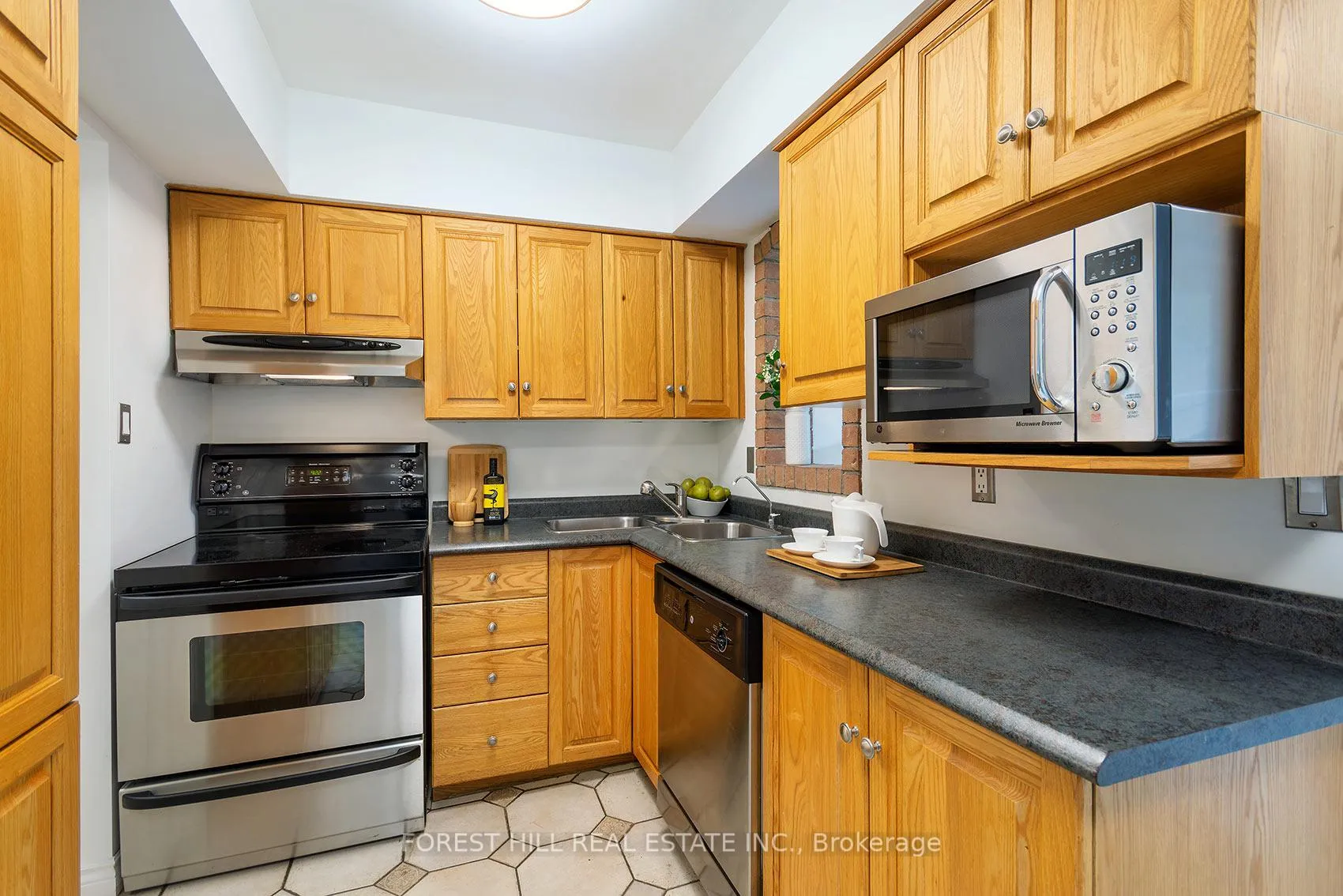 Photo 13 of 7 Cleveland Street, Toronto, Mount Pleasant East — HOMEH
