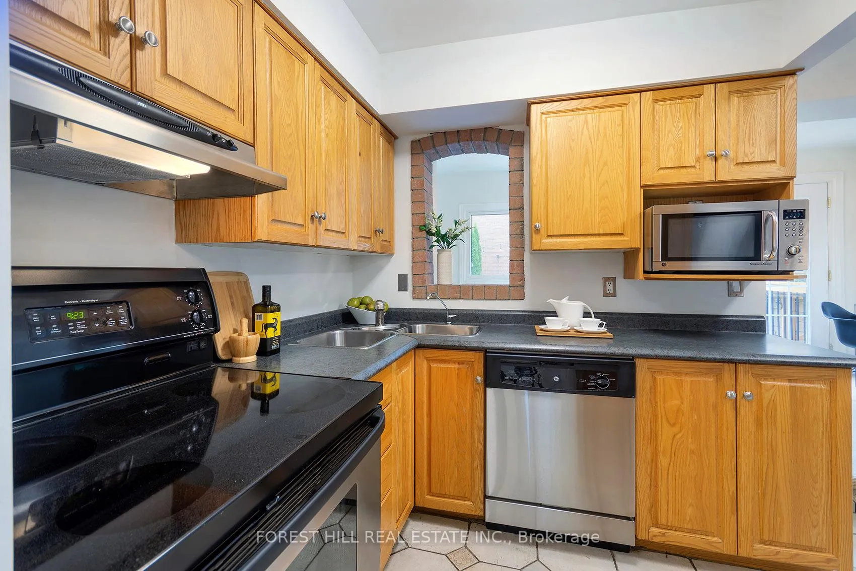 Photo 15 of 7 Cleveland Street, Toronto, Mount Pleasant East — HOMEH