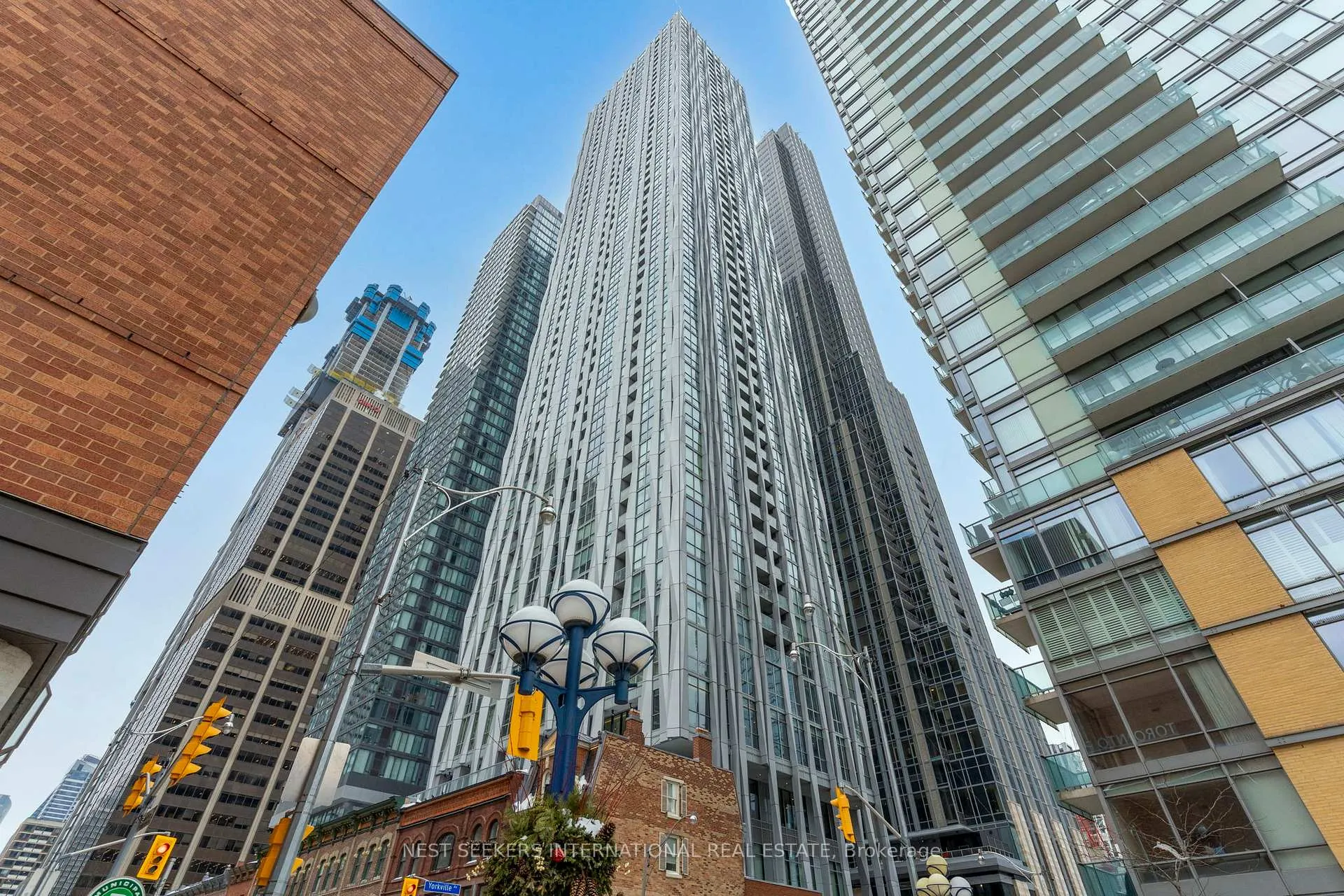 Front of Unit 1405, 1 Yorkville Avenue