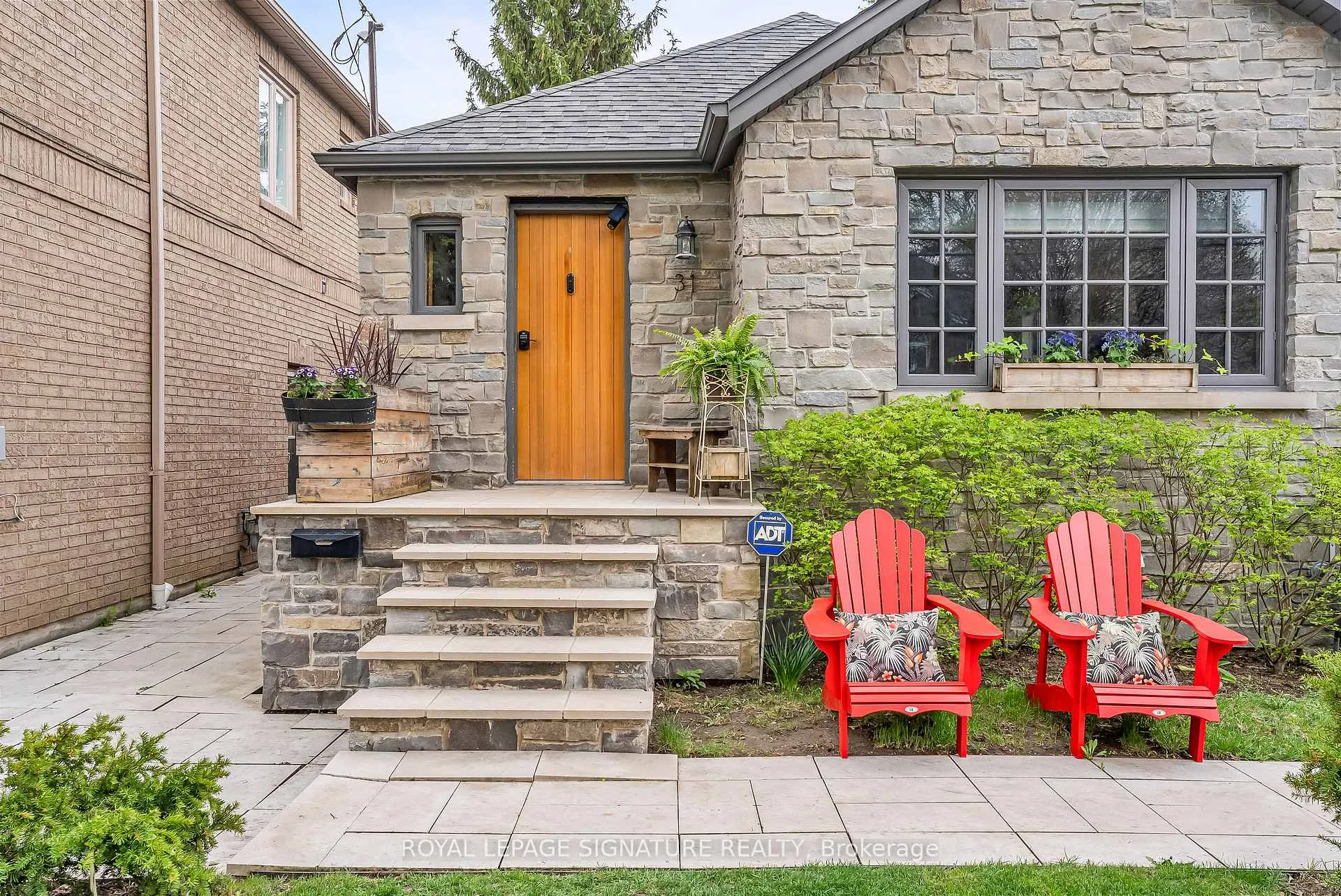 Photo 4 of 31 Burncrest Drive, Toronto, Bedford Park-Nortown — HOMEH