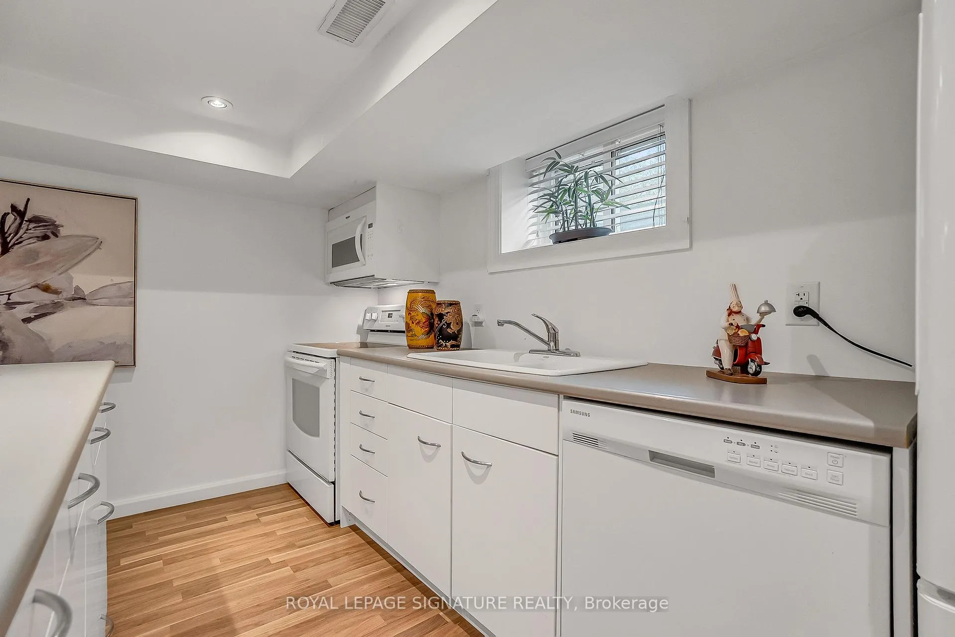 Photo 27 of 31 Burncrest Drive, Toronto, Bedford Park-Nortown — HOMEH