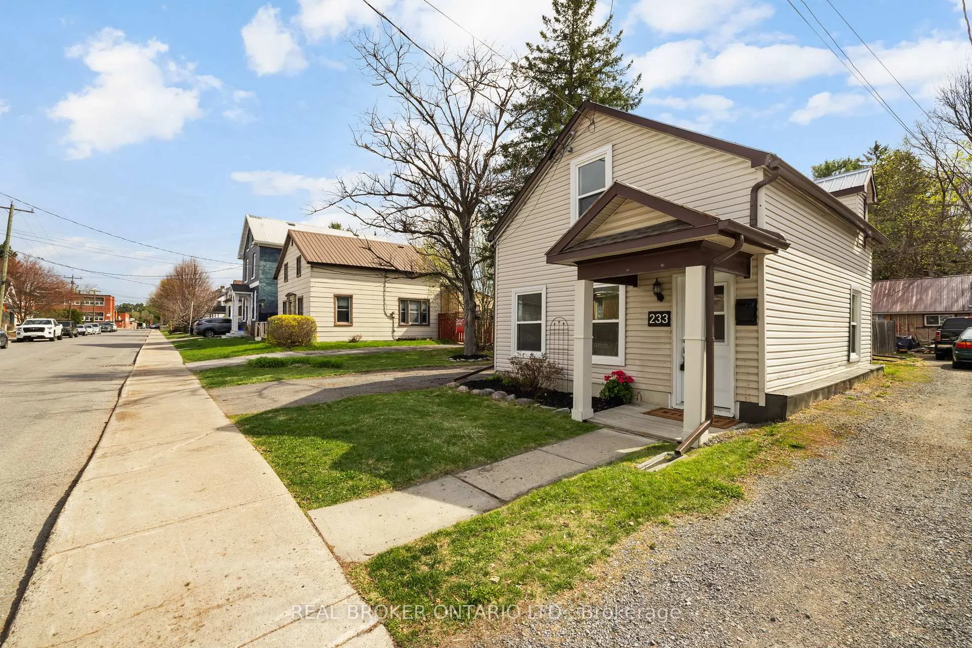 Photo 2 of 233 Bell Street, Arnprior — HOMEH