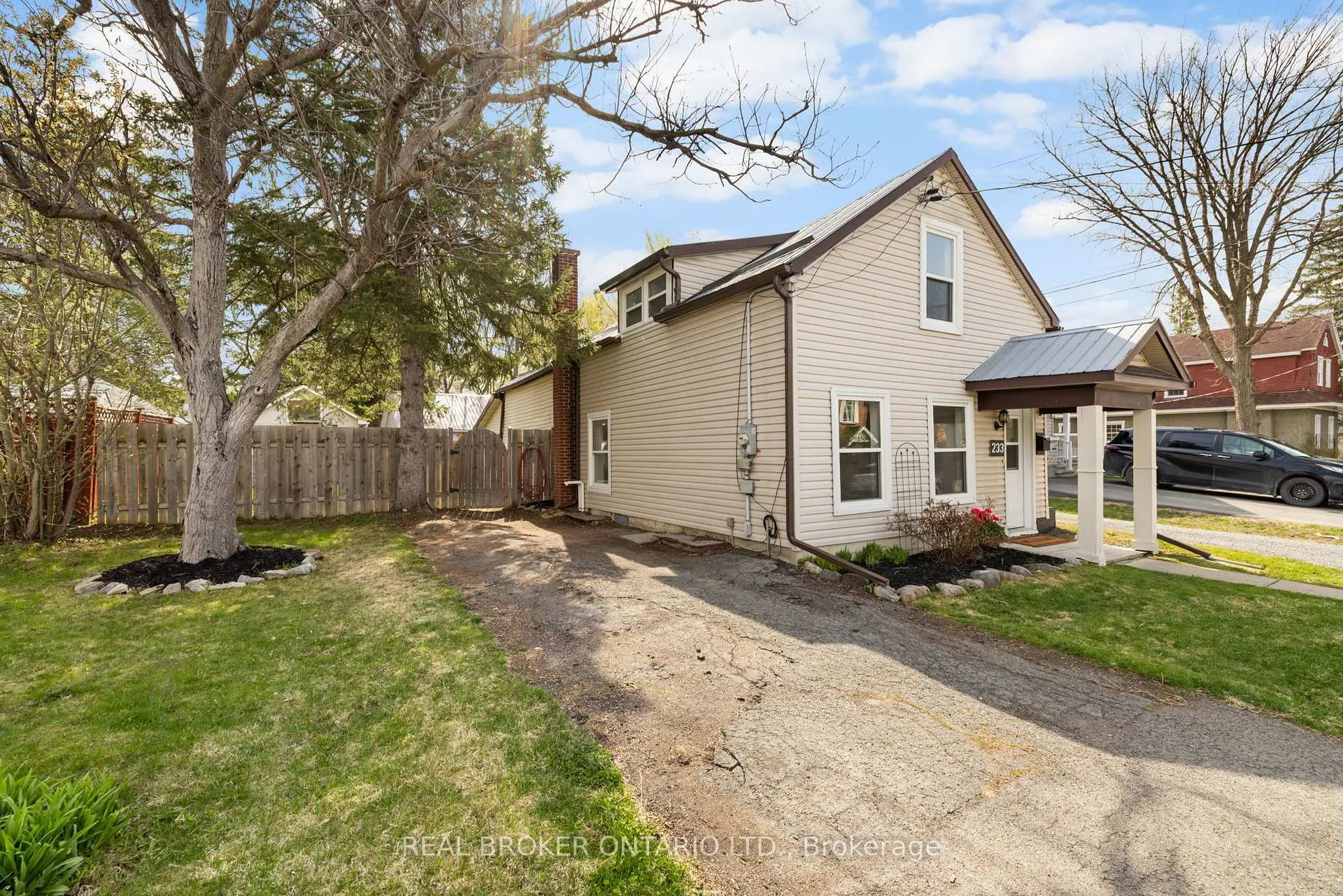Photo 3 of 233 Bell Street, Arnprior — HOMEH