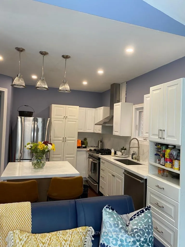Photo 3 of 17 Hoodgate Drive, Whitby, Williamsburg — HOMEH