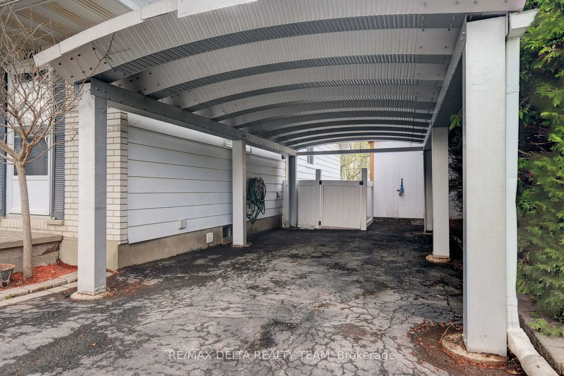 Photo 3 of 2210 Bickerton Avenue, Ottawa, Beacon Hill North — HOMEH