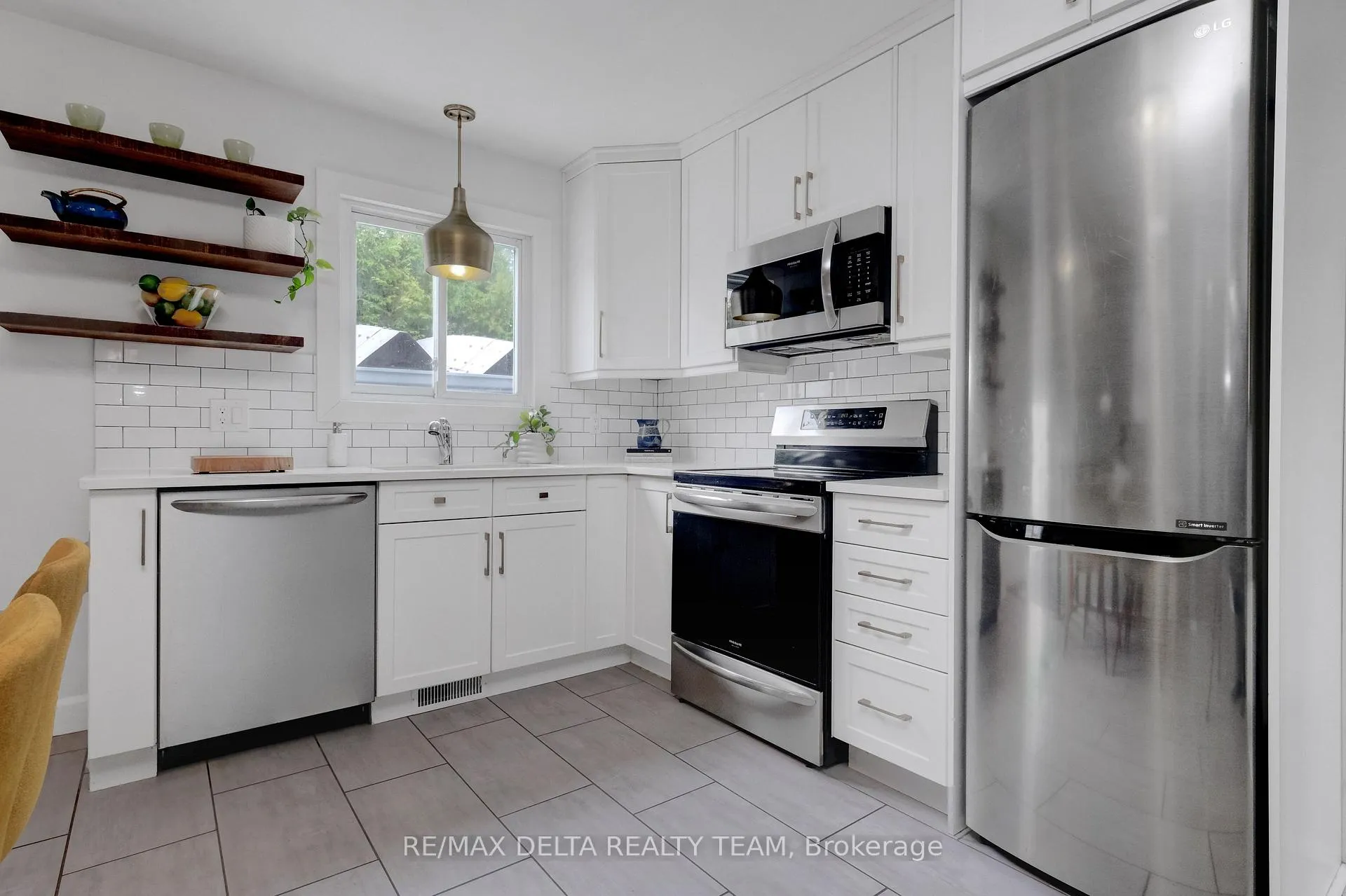 Photo 13 of 2210 Bickerton Avenue, Ottawa, Beacon Hill North — HOMEH