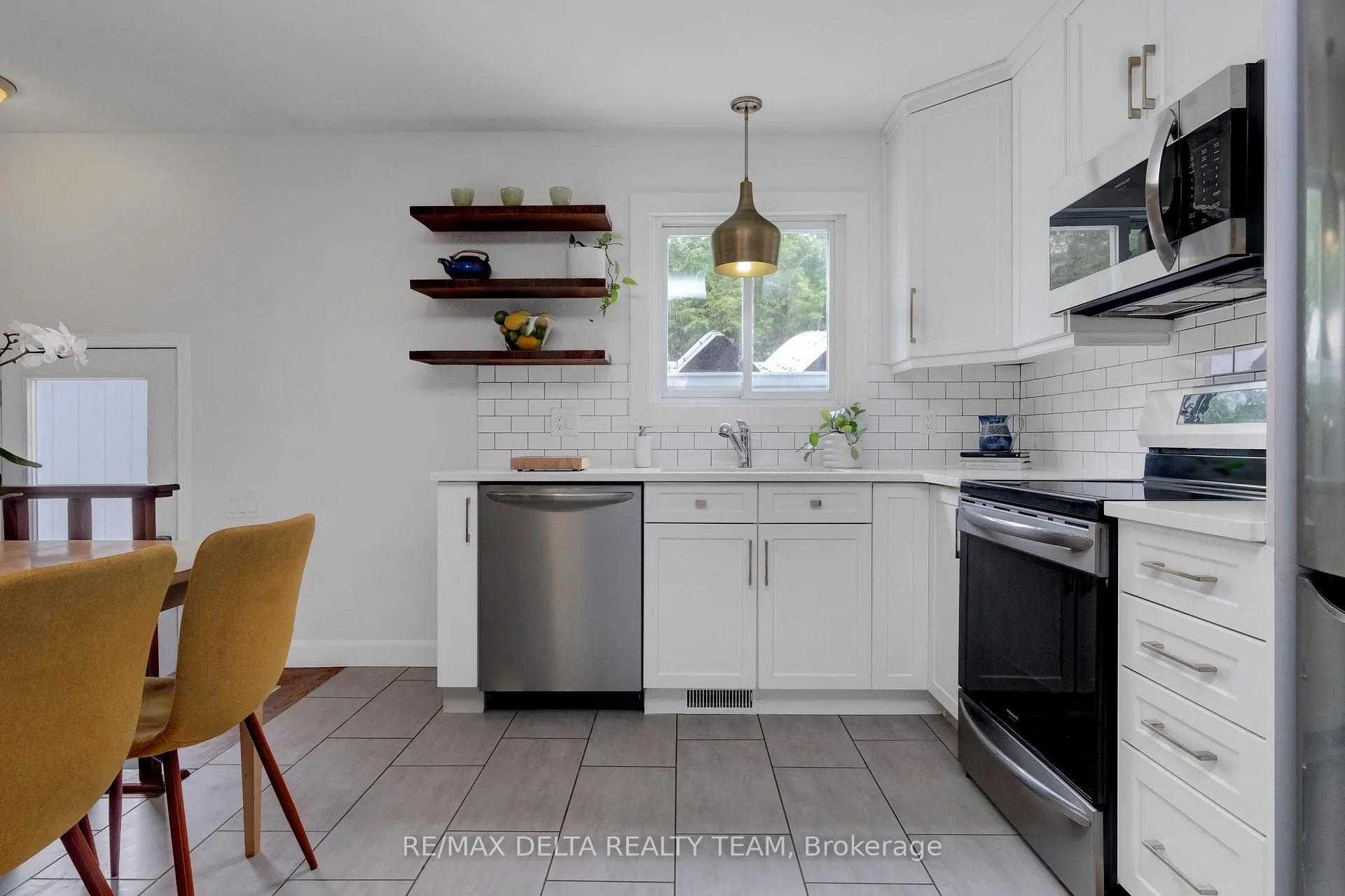 Photo 14 of 2210 Bickerton Avenue, Ottawa, Beacon Hill North — HOMEH