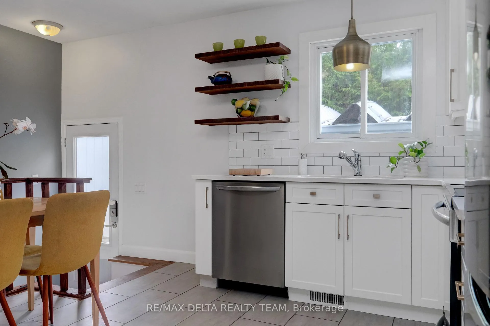 Photo 15 of 2210 Bickerton Avenue, Ottawa, Beacon Hill North — HOMEH