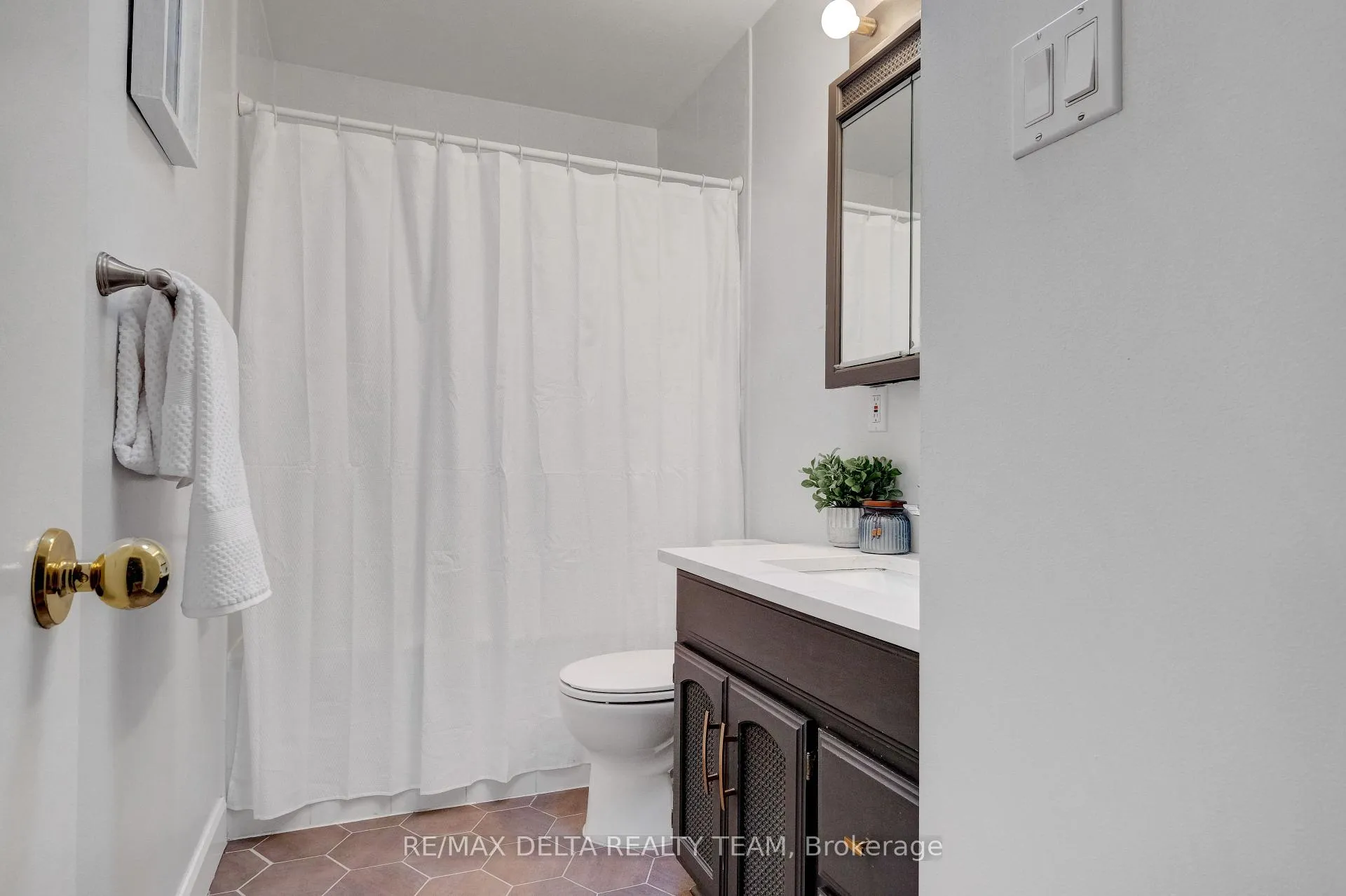 Photo 23 of 2210 Bickerton Avenue, Ottawa, Beacon Hill North — HOMEH
