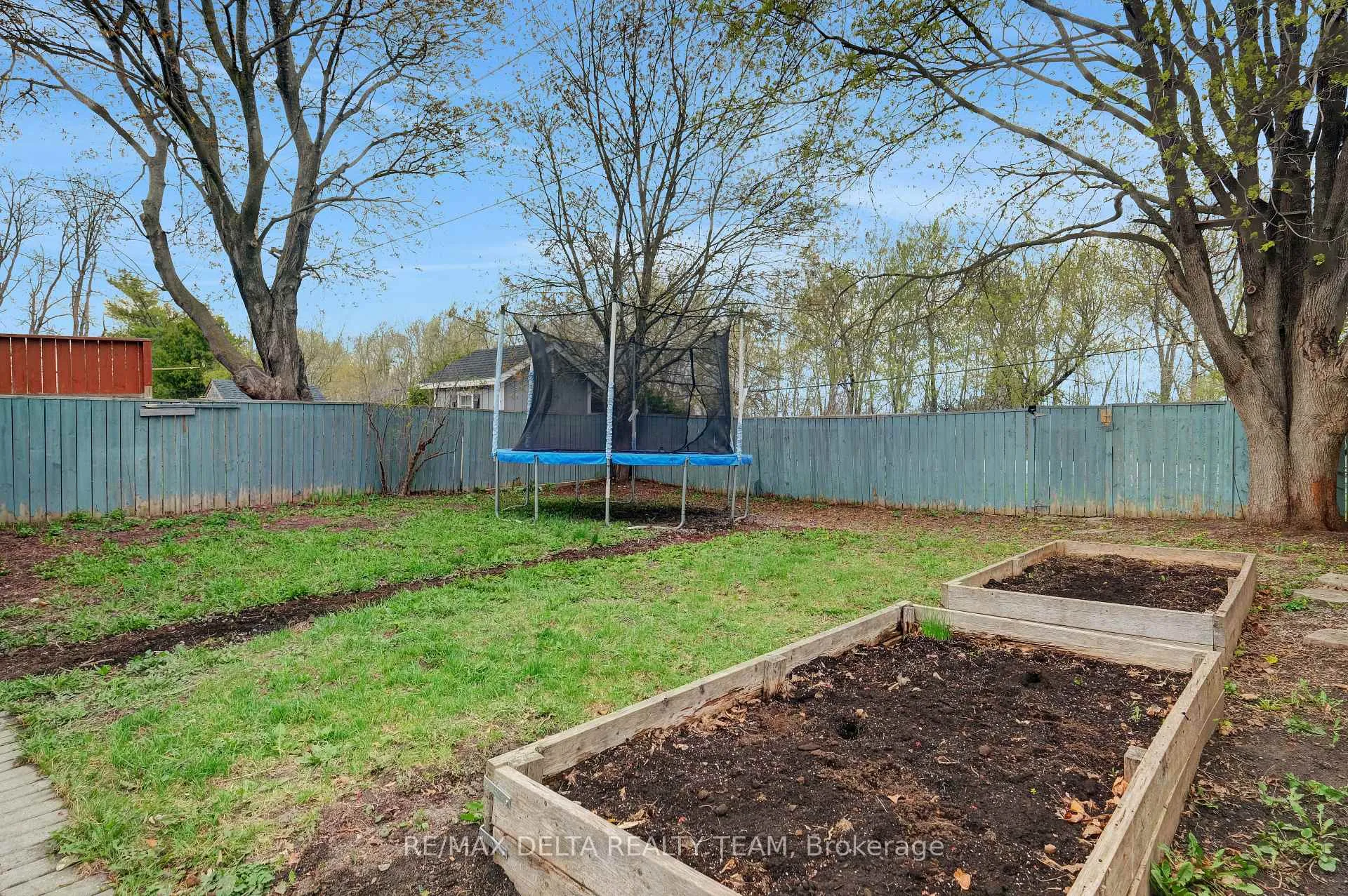 Photo 39 of 2210 Bickerton Avenue, Ottawa, Beacon Hill North — HOMEH