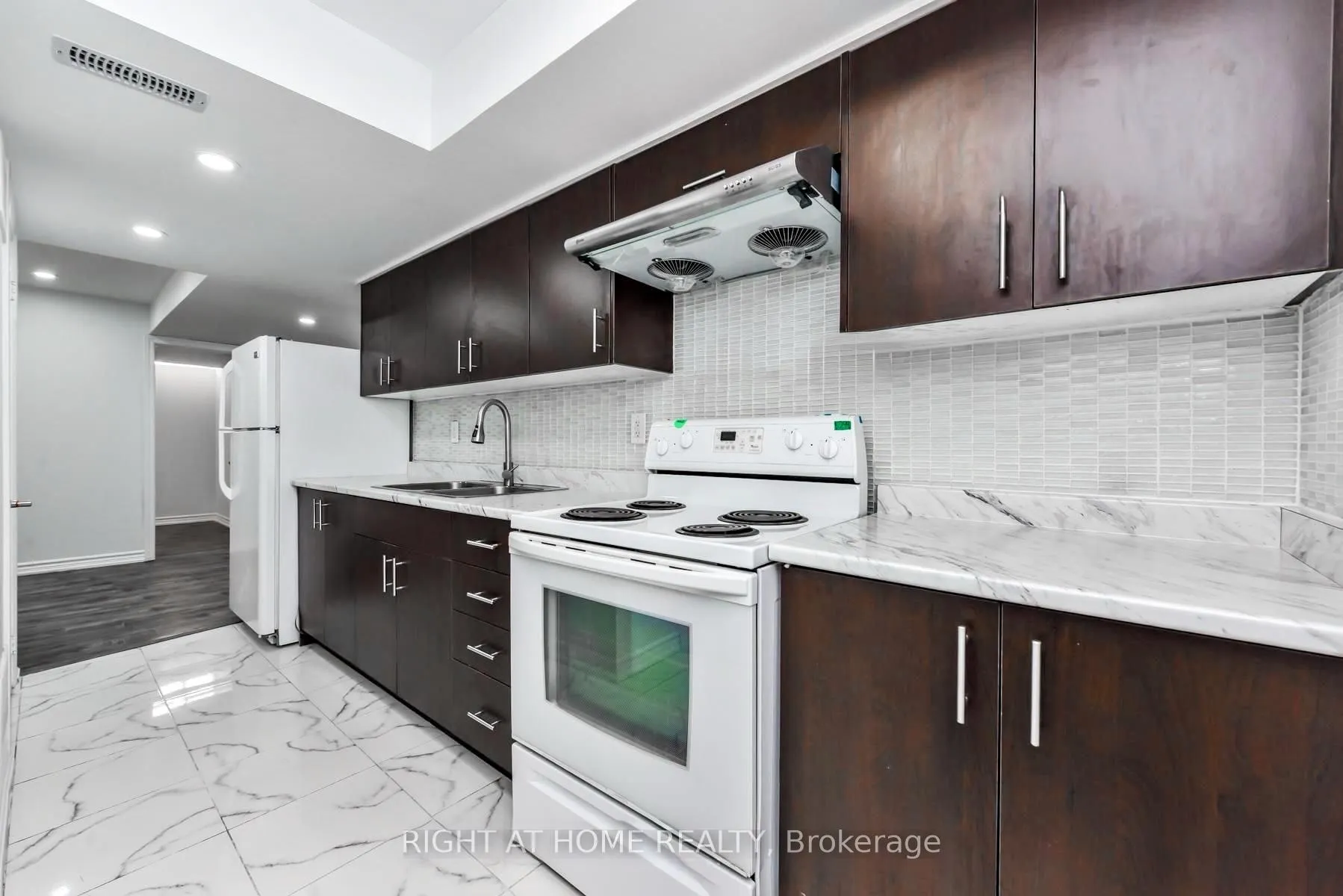 Photo 8 of Unit Basement, 59 Vezna Crescent, Brampton, Credit Valley — HOMEH