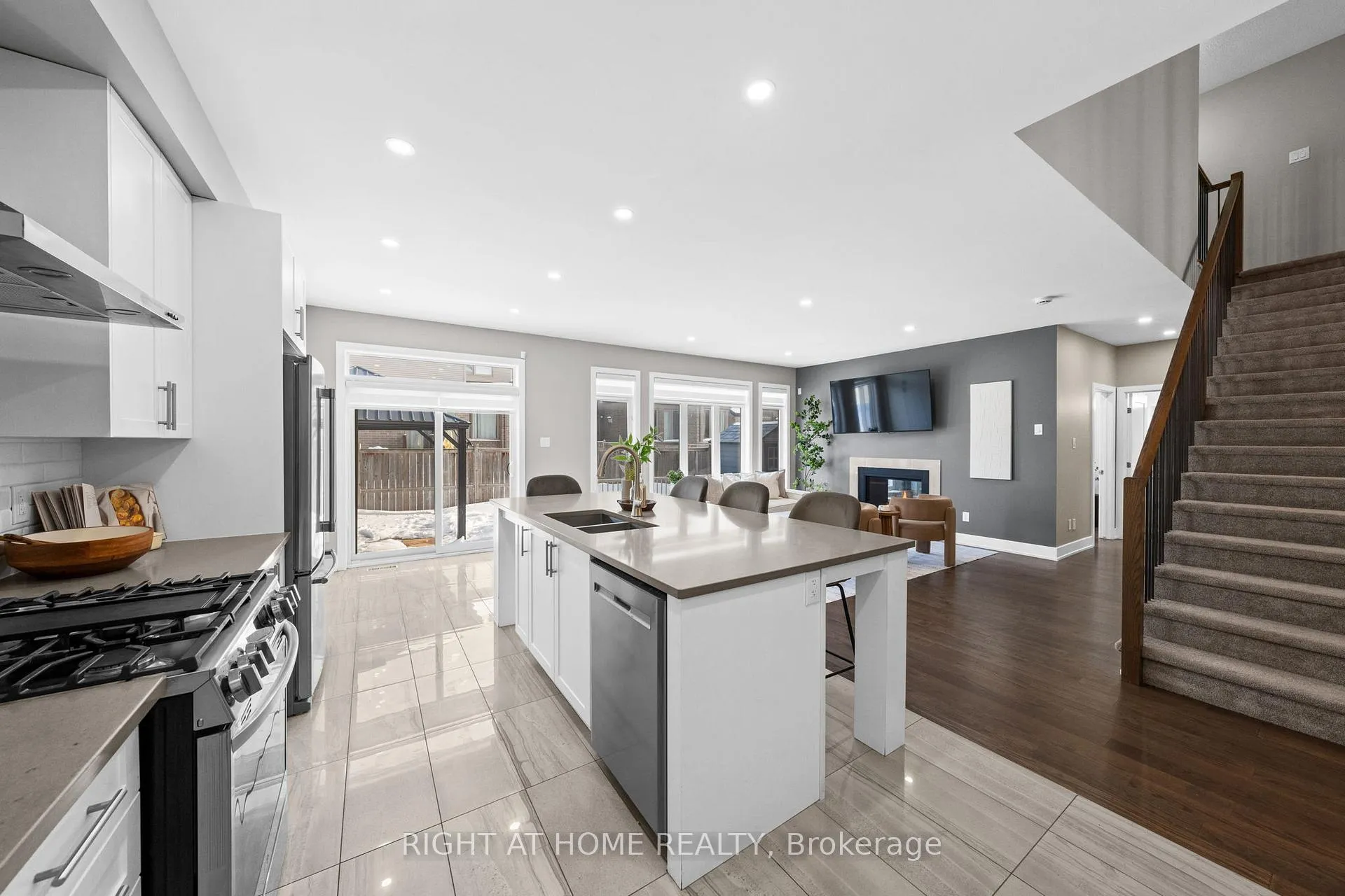 Photo 12 of 424 Golden Springs Drive, Ottawa, Riverside South/Gloucester Glen — HOMEH