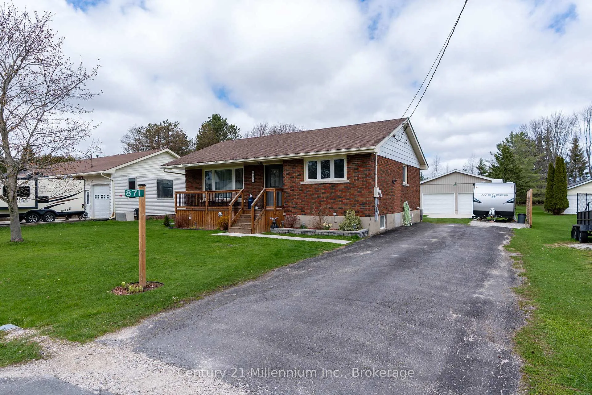 Front of 871 16th Street W