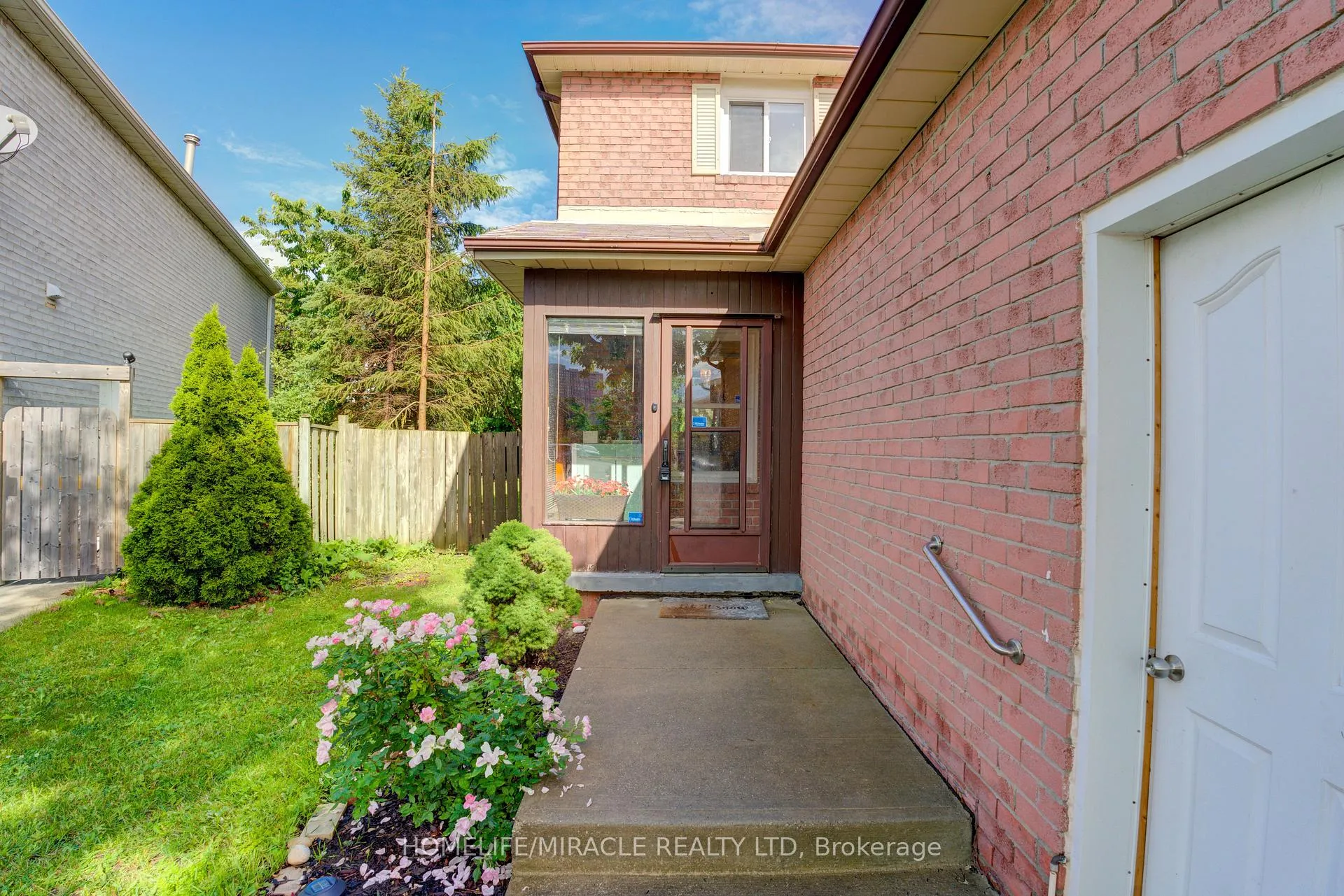 Photo 2 of 22 Kesteven Crescent, Brampton, Fletcher's Creek South — HOMEH