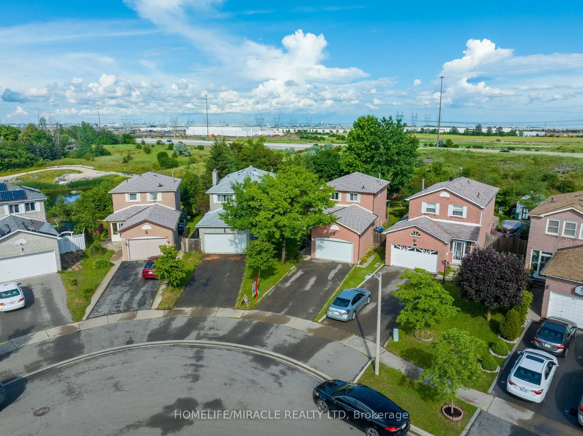 Photo 4 of 22 Kesteven Crescent, Brampton, Fletcher's Creek South — HOMEH
