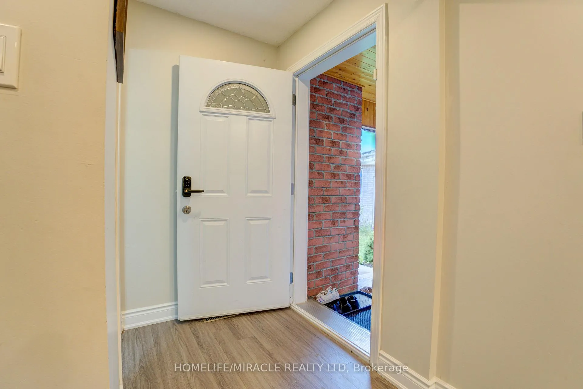 Photo 5 of 22 Kesteven Crescent, Brampton, Fletcher's Creek South — HOMEH
