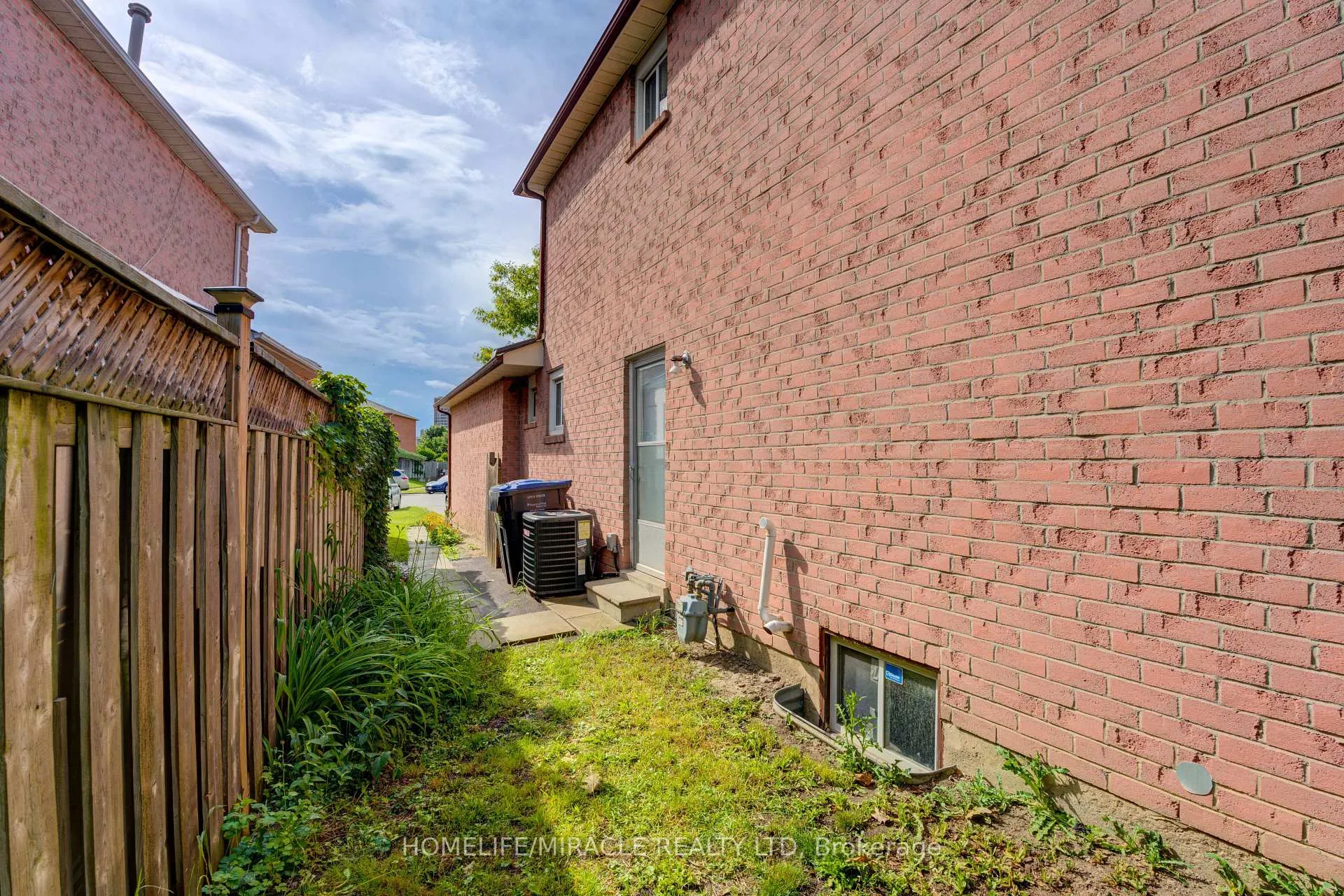 Photo 32 of 22 Kesteven Crescent, Brampton, Fletcher's Creek South — HOMEH
