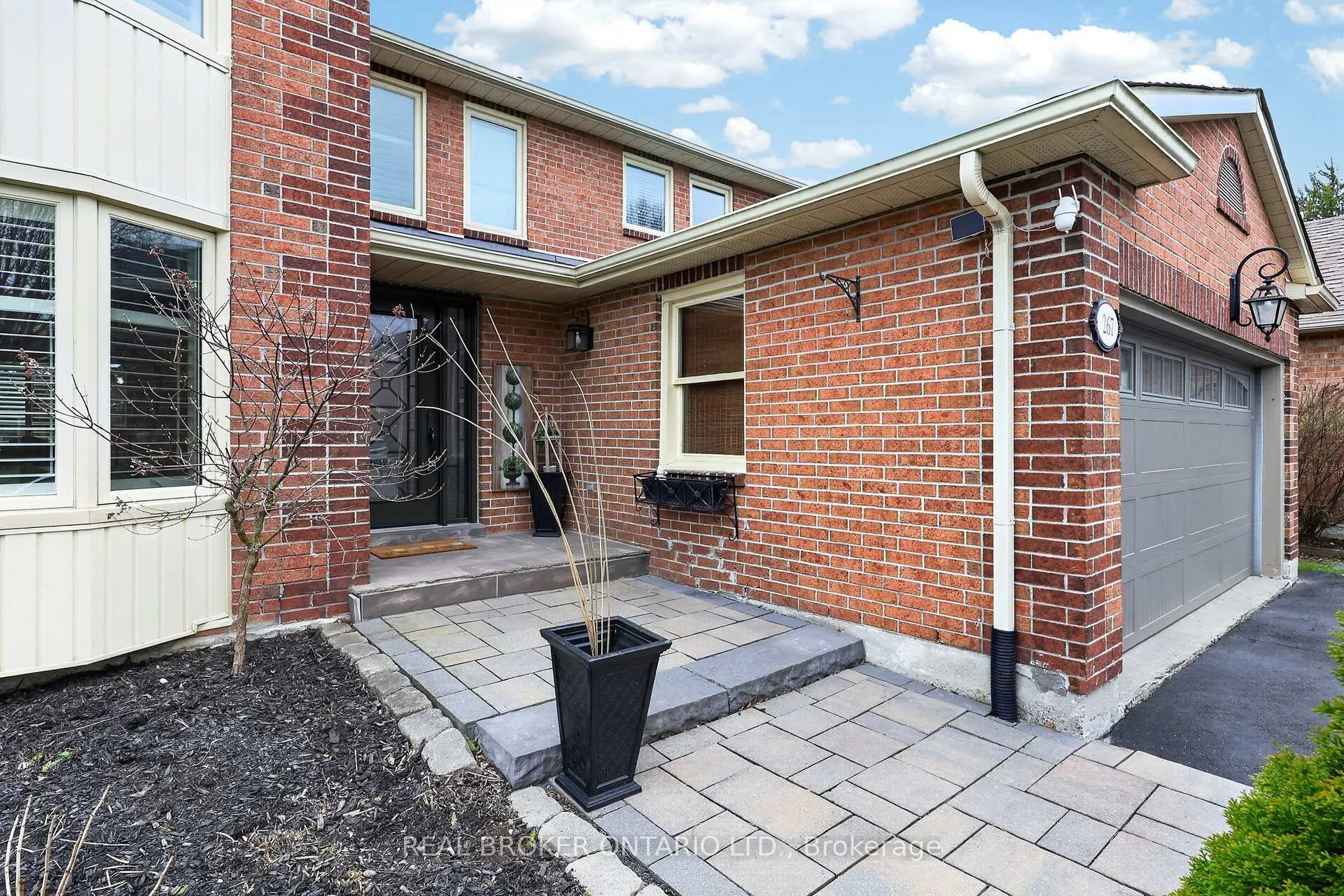 Photo 4 of 267 John Bowser Crescent, Newmarket, Glenway Estates — HOMEH