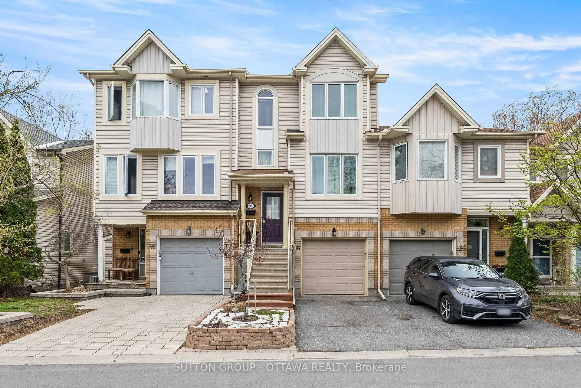 Photo 1 of 97 Corsica Private, Ottawa, Riverview Park — HOMEH