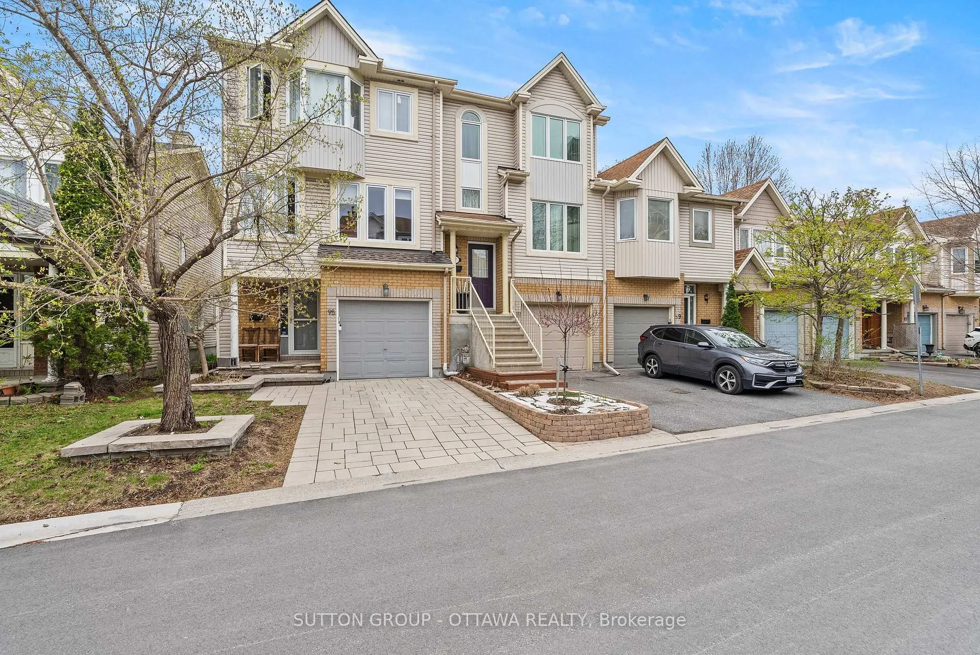 Photo 2 of 97 Corsica Private, Ottawa, Riverview Park — HOMEH