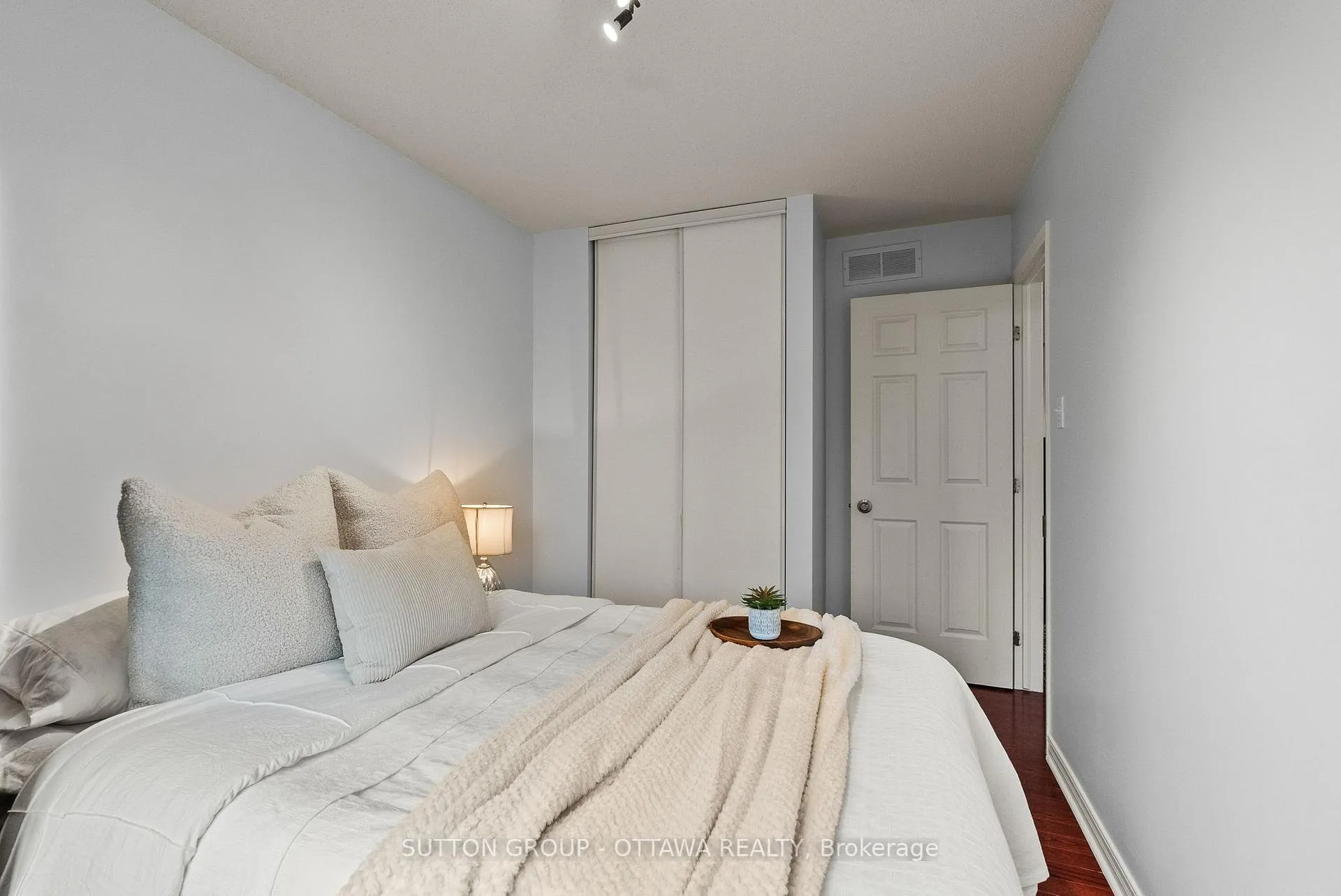 Photo 31 of 97 Corsica Private, Ottawa, Riverview Park — HOMEH
