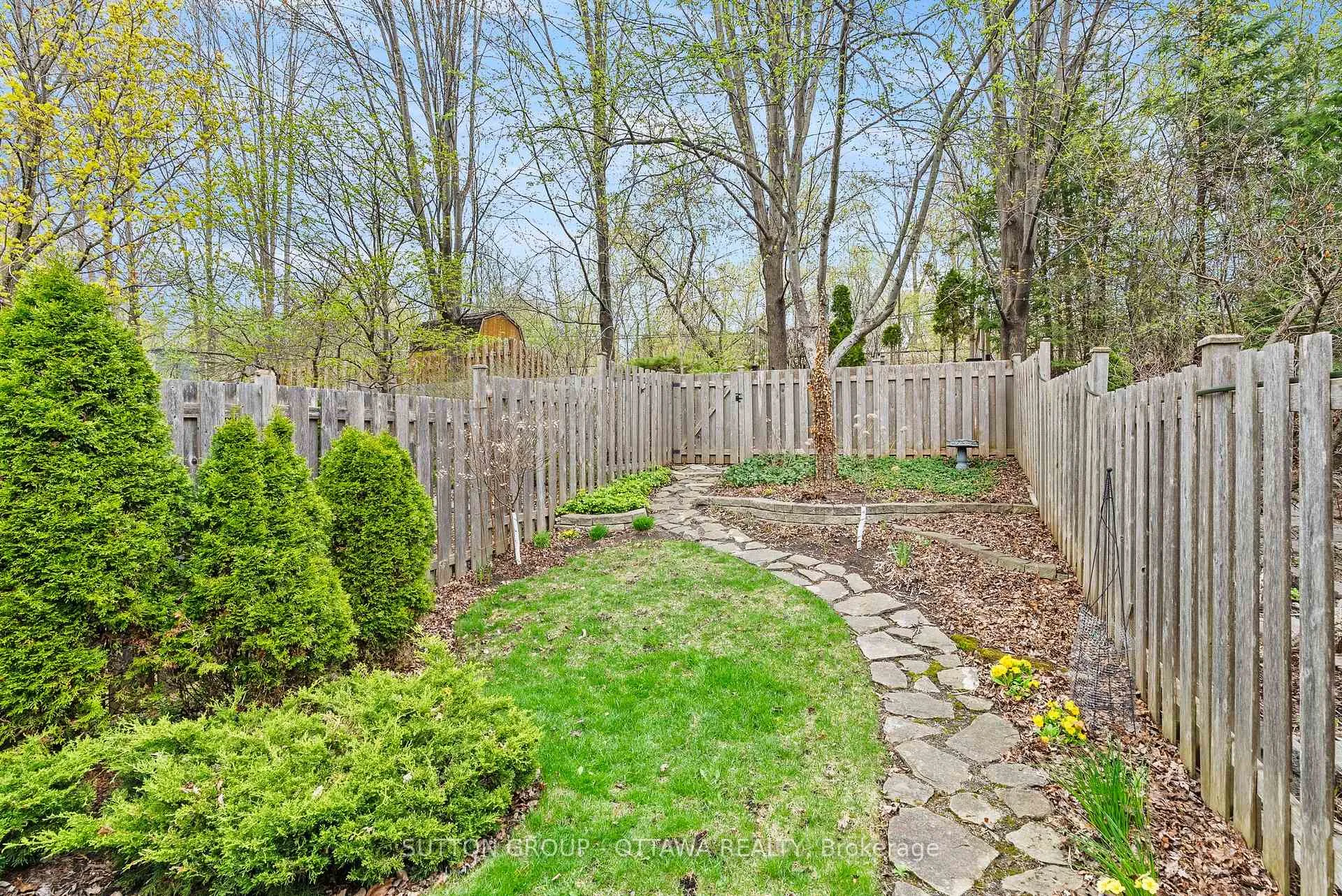 Photo 45 of 97 Corsica Private, Ottawa, Riverview Park — HOMEH