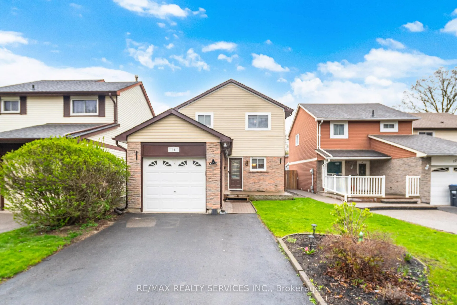 Photo 1 of 19 Dalzell Avenue, Brampton, Heart Lake West — HOMEH