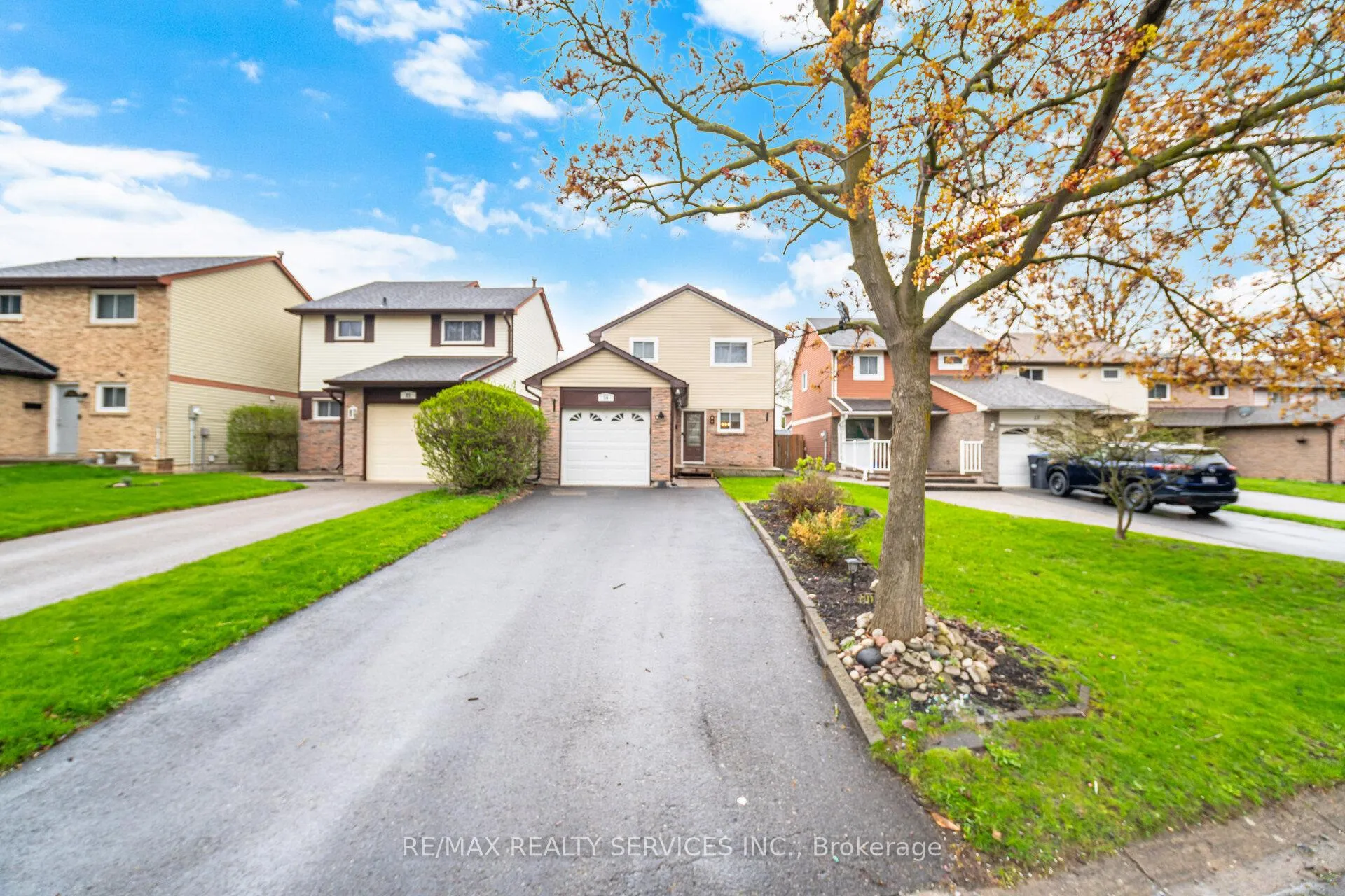 Photo 2 of 19 Dalzell Avenue, Brampton, Heart Lake West — HOMEH