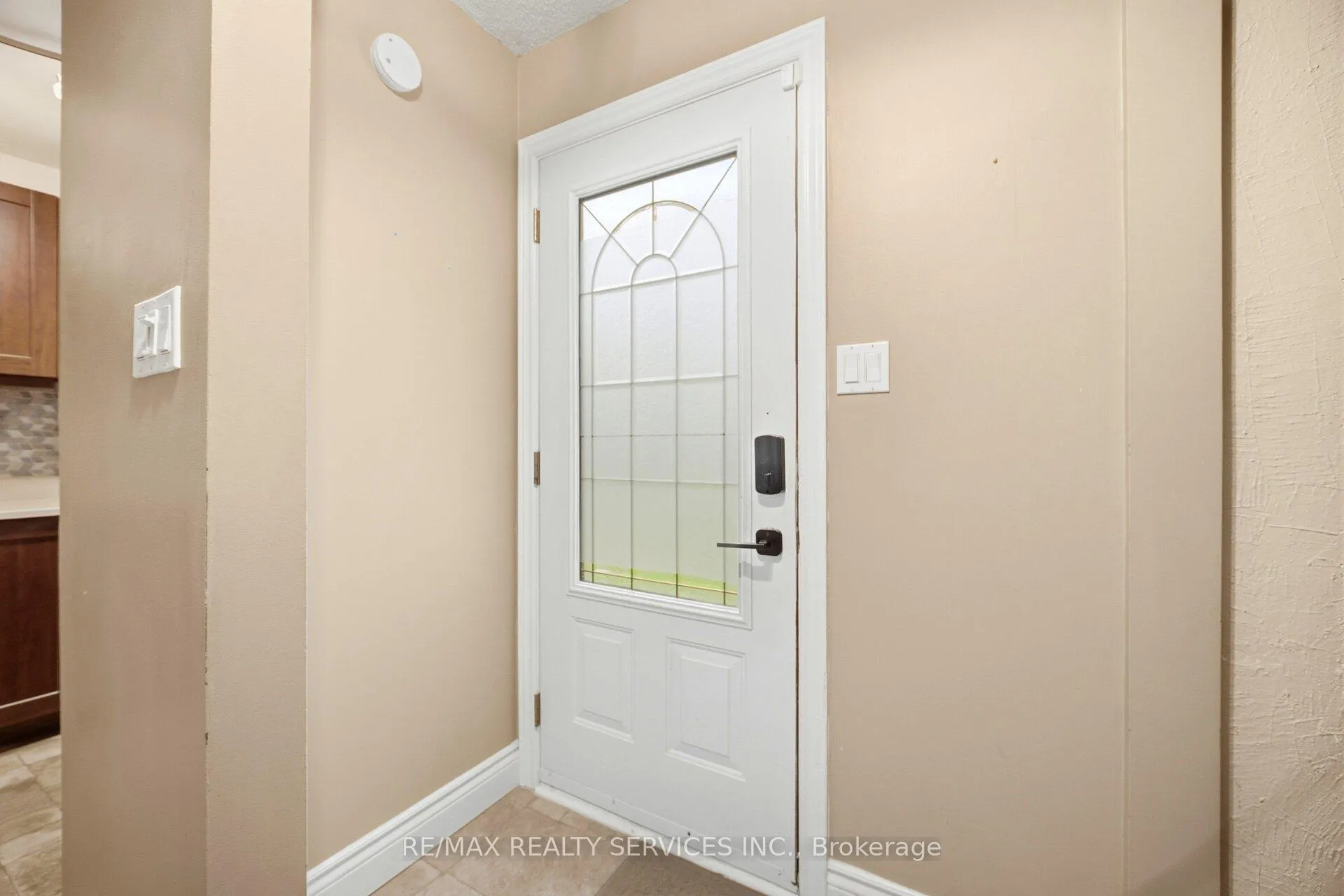 Photo 4 of 19 Dalzell Avenue, Brampton, Heart Lake West — HOMEH