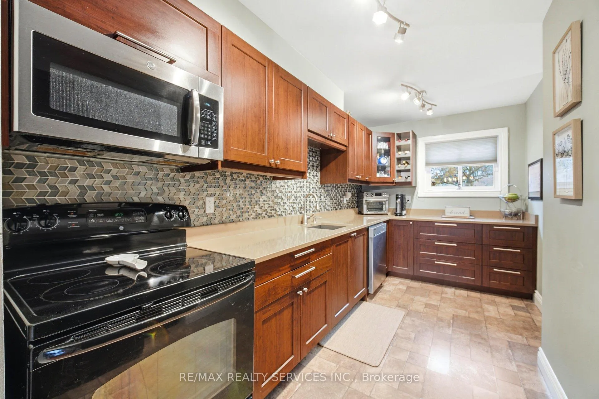Photo 13 of 19 Dalzell Avenue, Brampton, Heart Lake West — HOMEH