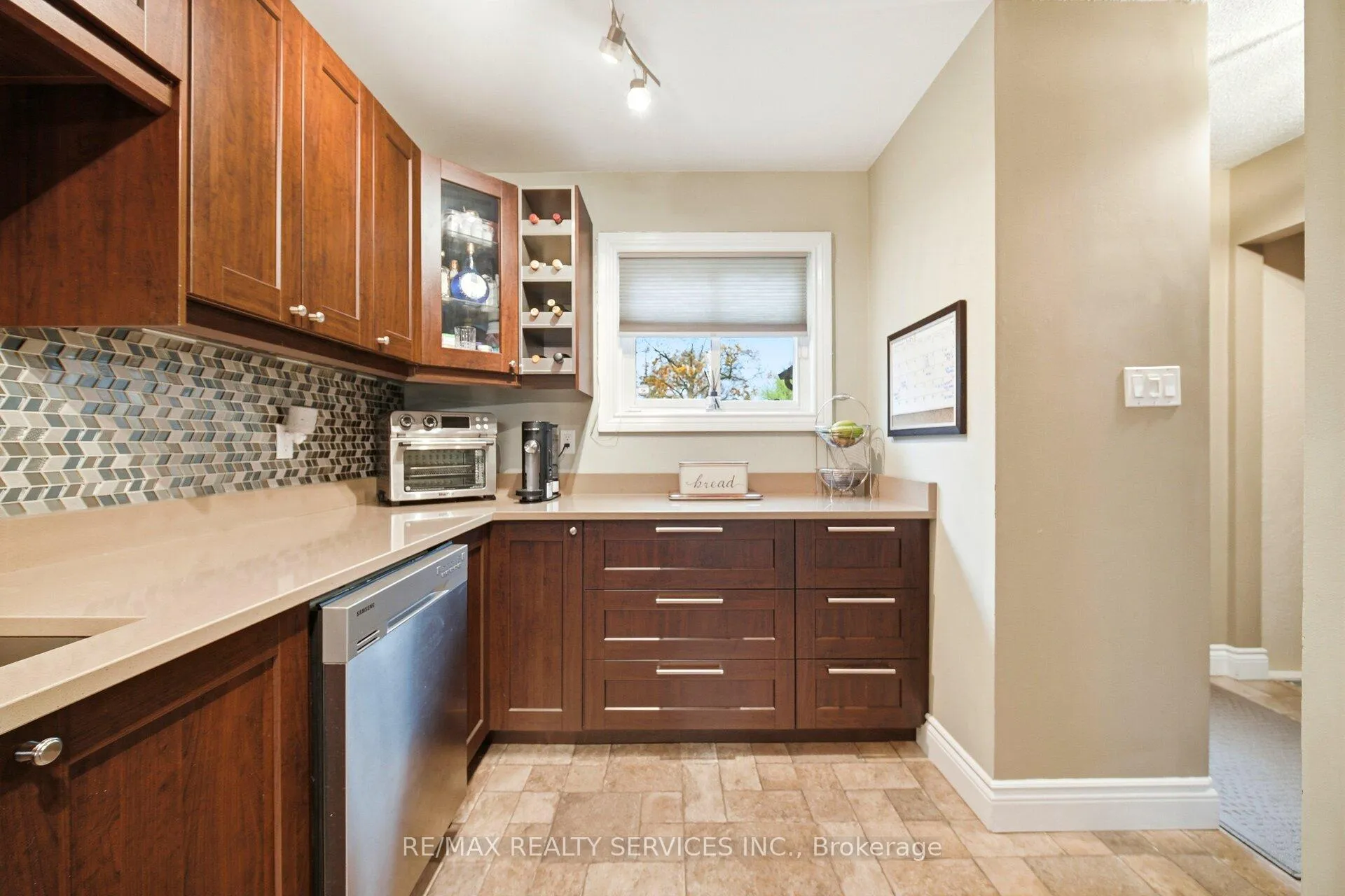 Photo 14 of 19 Dalzell Avenue, Brampton, Heart Lake West — HOMEH
